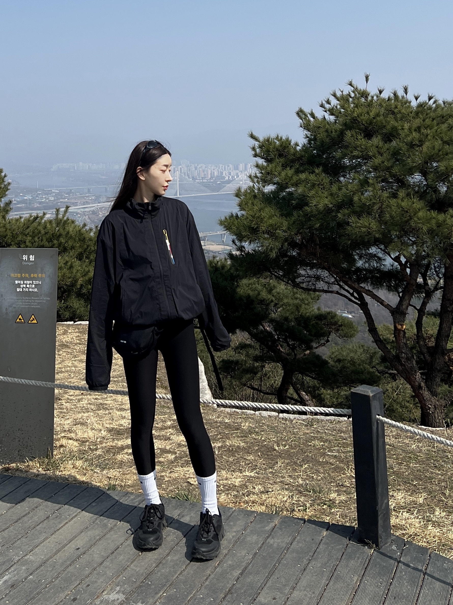 살로몬 모디세이 자켓 블랙, 오클리 라이트 브리드 트리플 블랙 착용 스타일 - 3