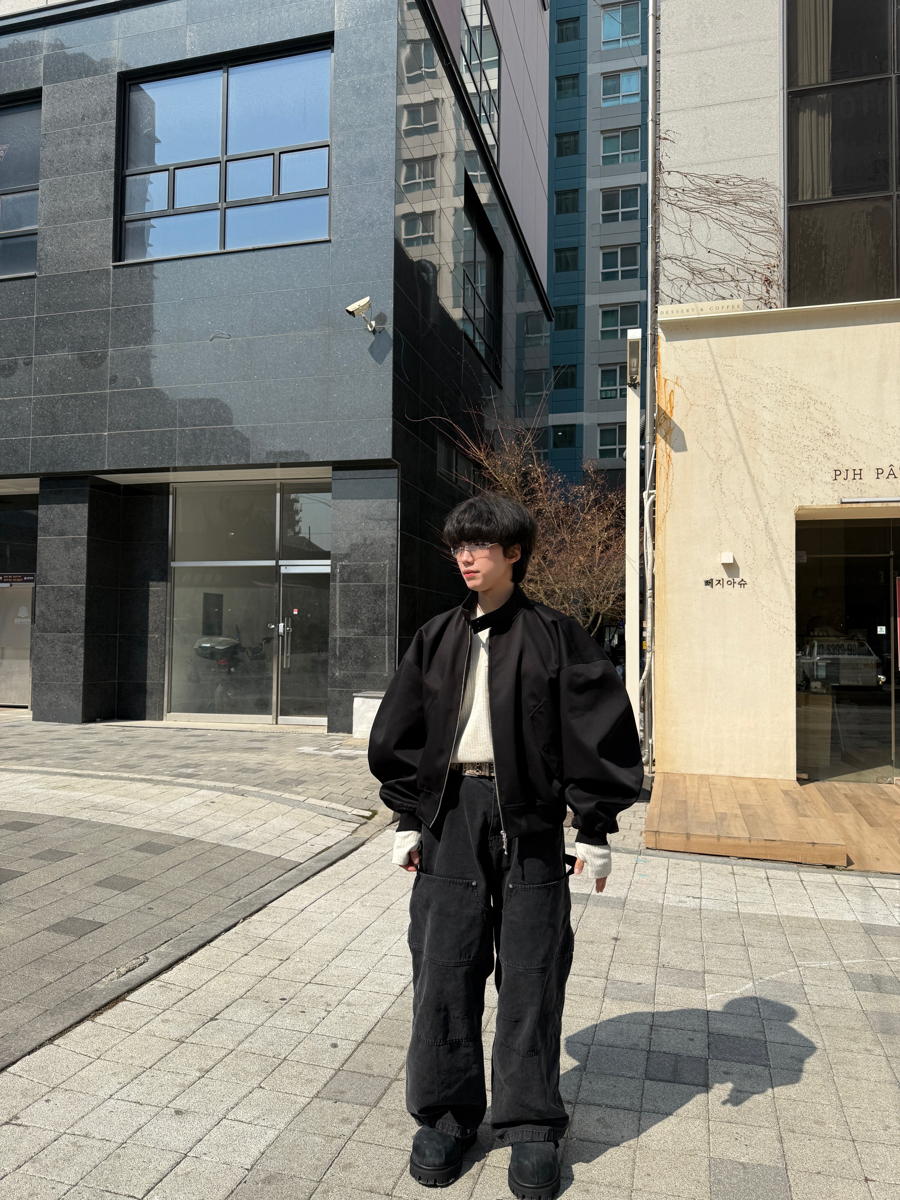 Nonnod Finger Hole Henry Neck T-Shirt Oatmeal, Kamien x MJD Double Hole Belt Black Shearling Calfskin 착용 스타일 - 5
