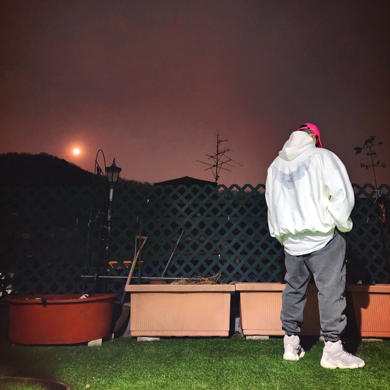 Yeezy Gap Engineered By Balenciaga Dove Hoodie White, Adidas Yeezy 500 High Mist Stone 착용 스타일 - 3