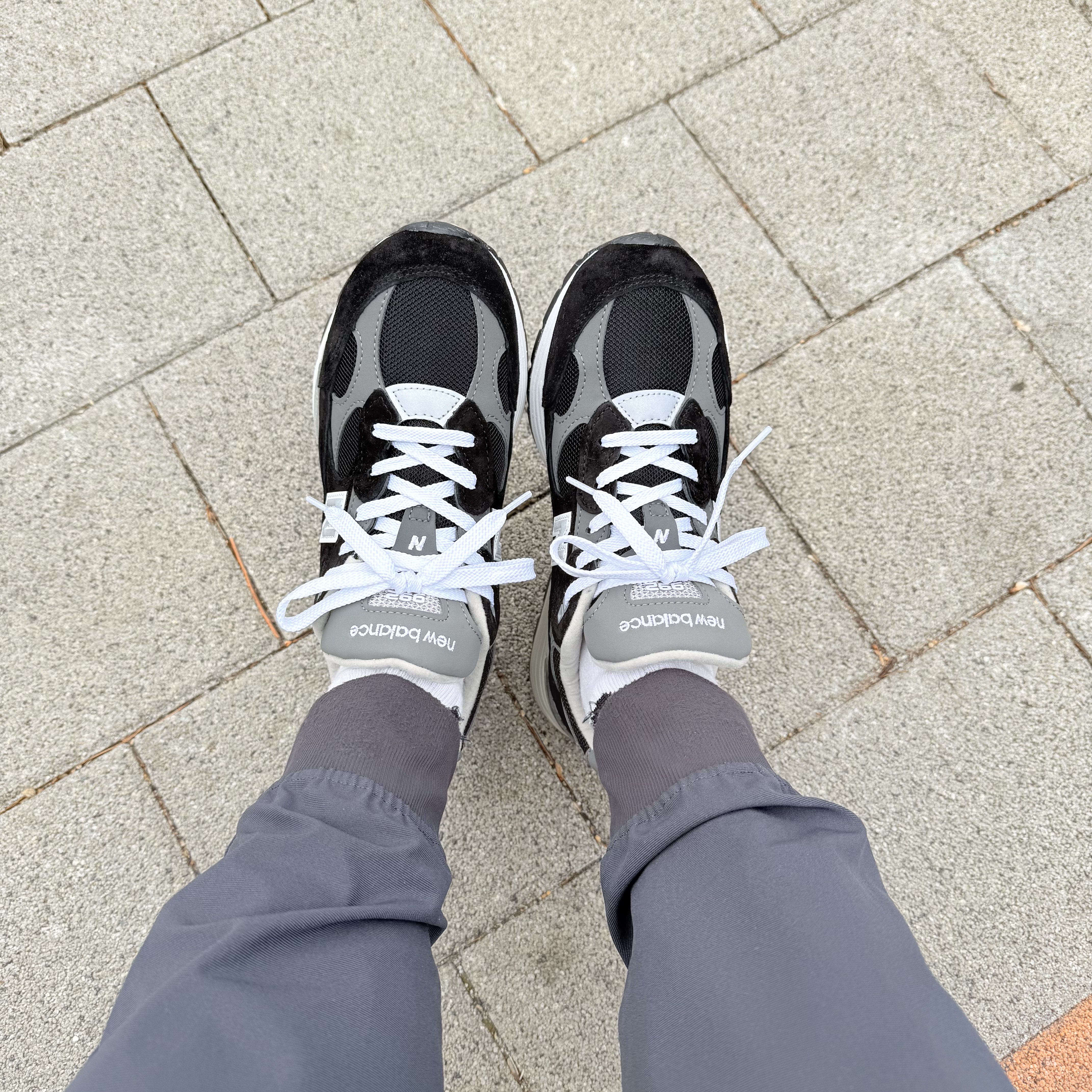 New Balance 992 Made in USA Core Black Grey 착용 스타일 - 1