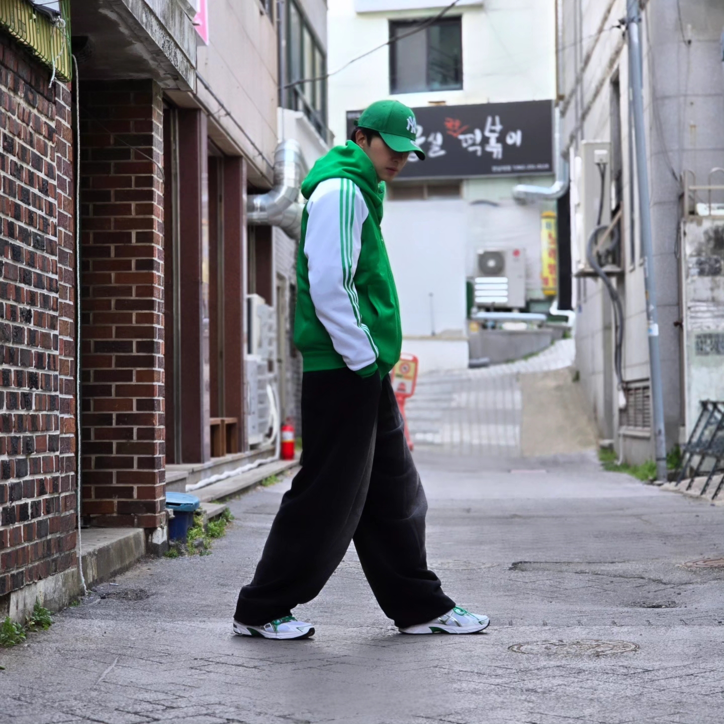 Adidas SST Track Top Wonder White Collegiate Green - KR Sizing, Adidas SST Track Top Wonder White Collegiate Green - US Sizing 착용 스타일 - 3