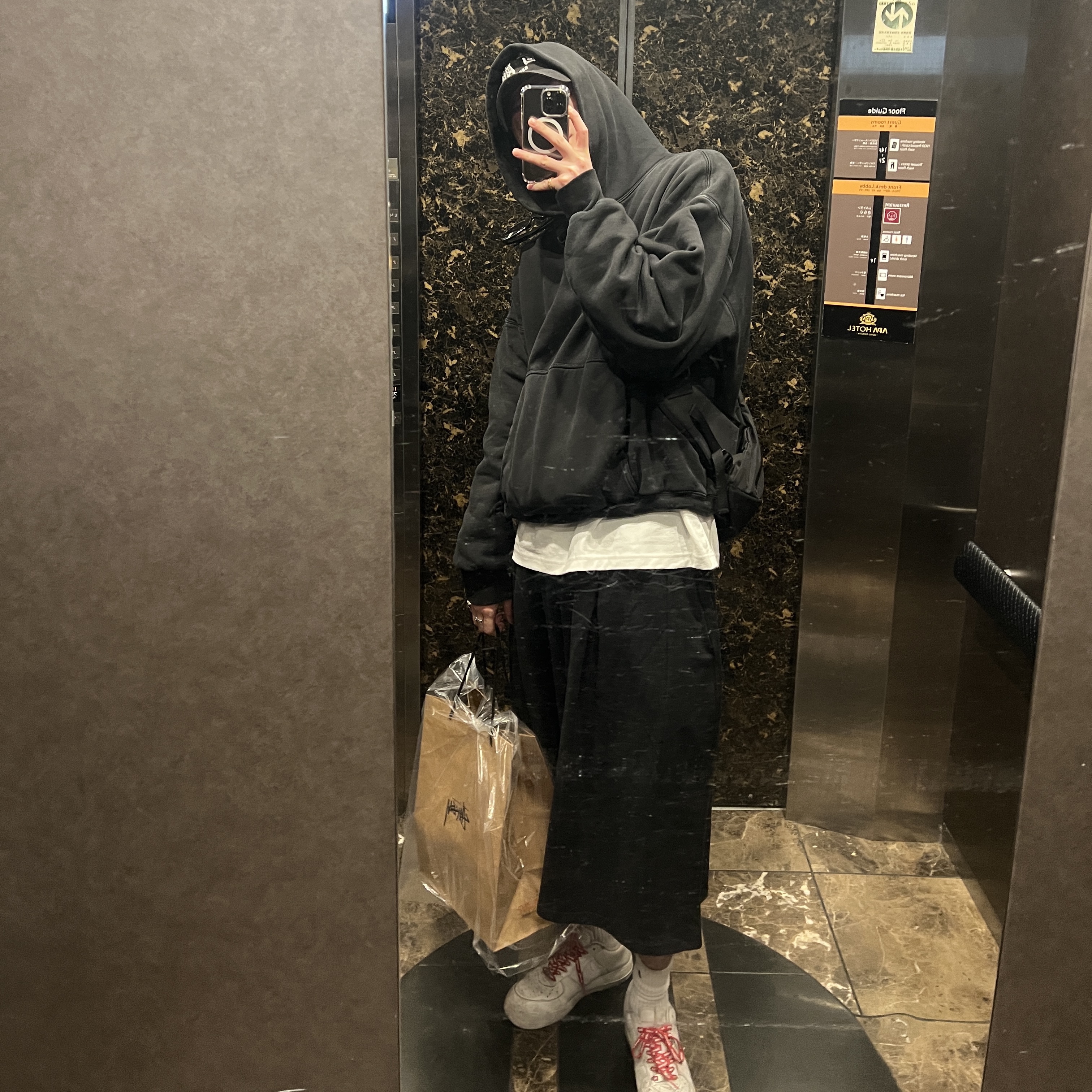Darkr8m Studio x Galleria White Logo Cap Black, Yeezy YZY Pullover Hoodie Black 착용 스타일
