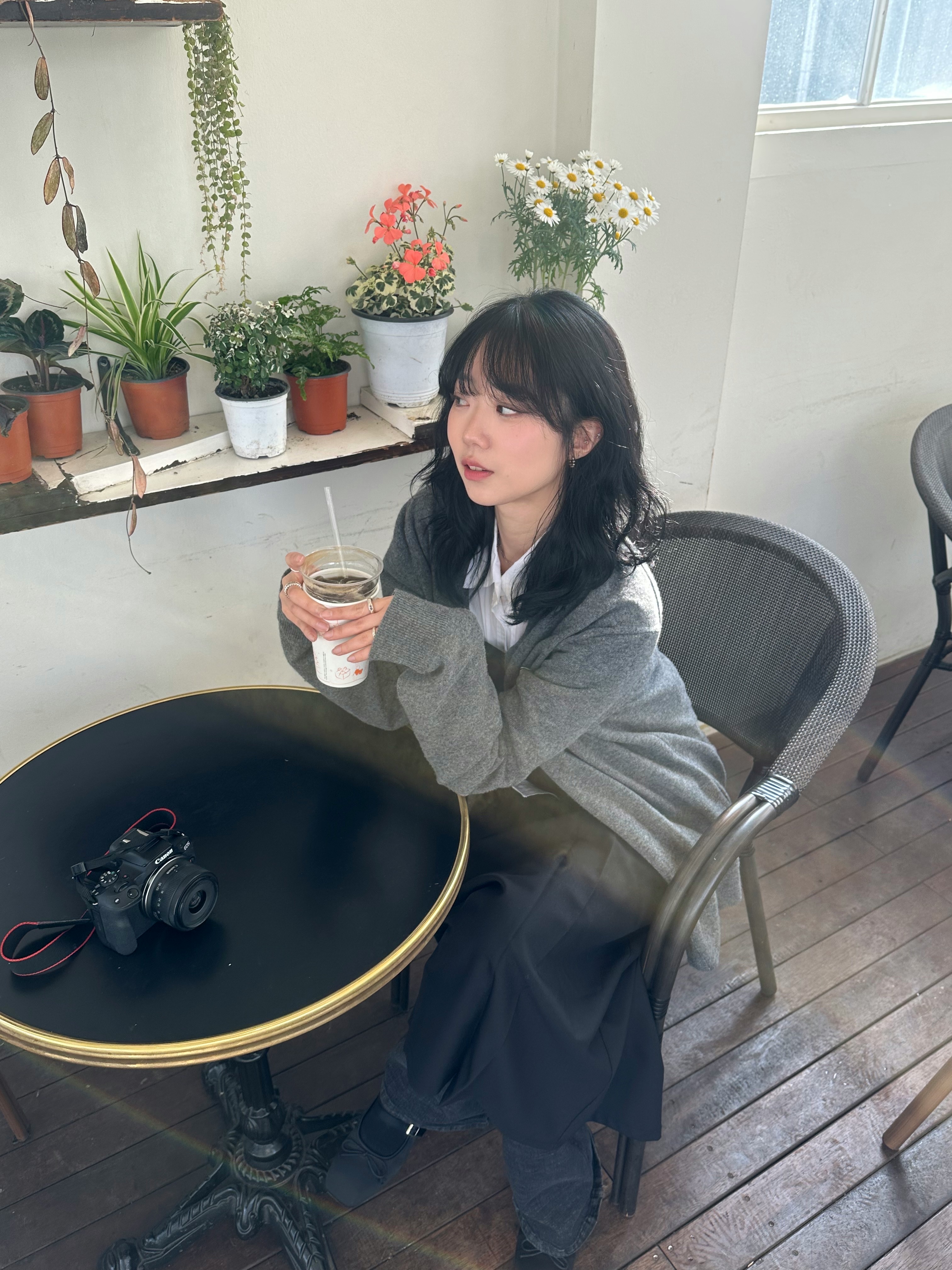 Play Comme des Garcons White Heart Knit Cardigan Grey 착용 스타일 - 5