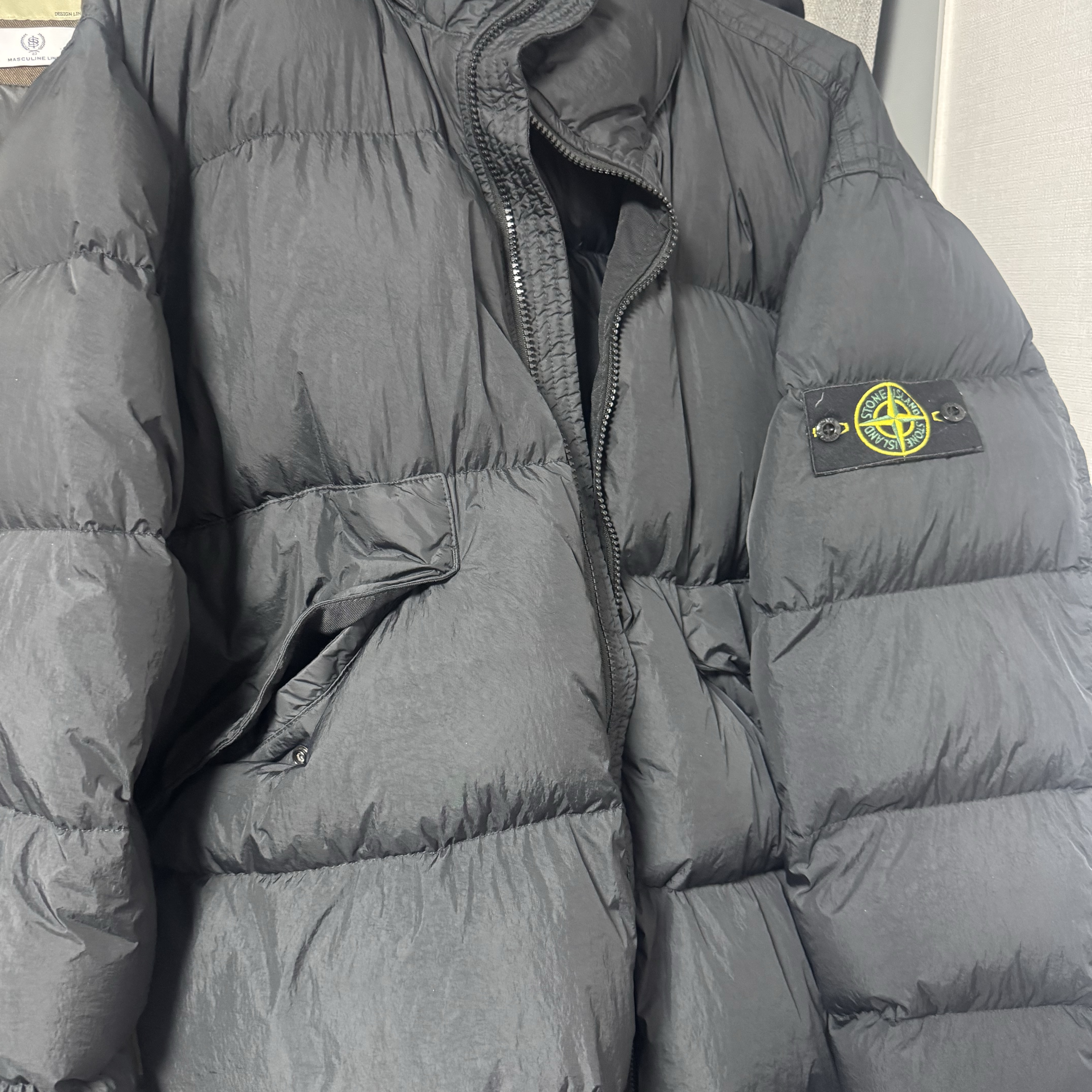 Stone Island 40623 Garment Dyed Crinkle Reps Recycled Nylon Down Jacket Black - 23FW 착용 스타일