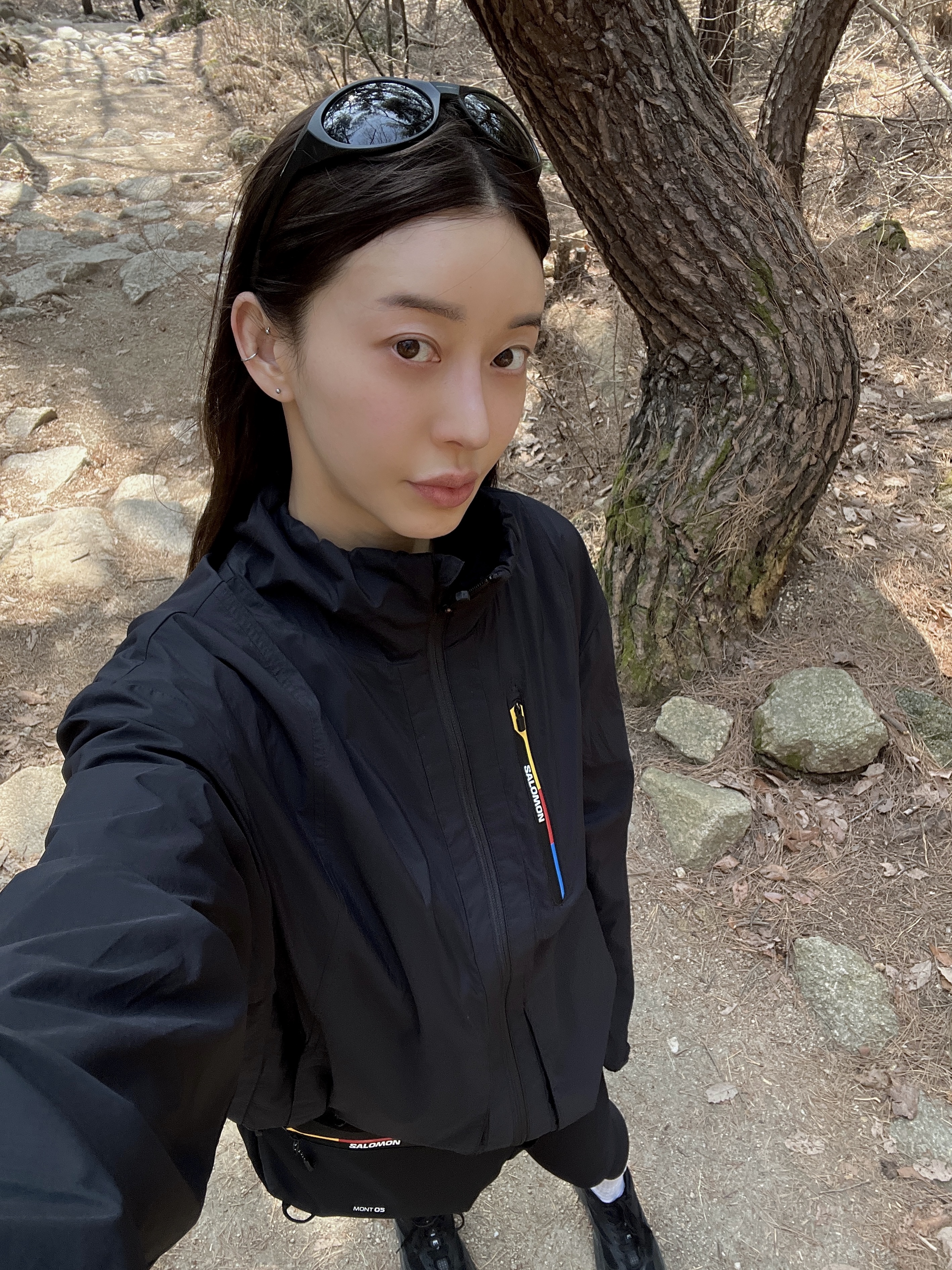 살로몬 모디세이 자켓 블랙, 오클리 라이트 브리드 트리플 블랙 착용 스타일 - 1