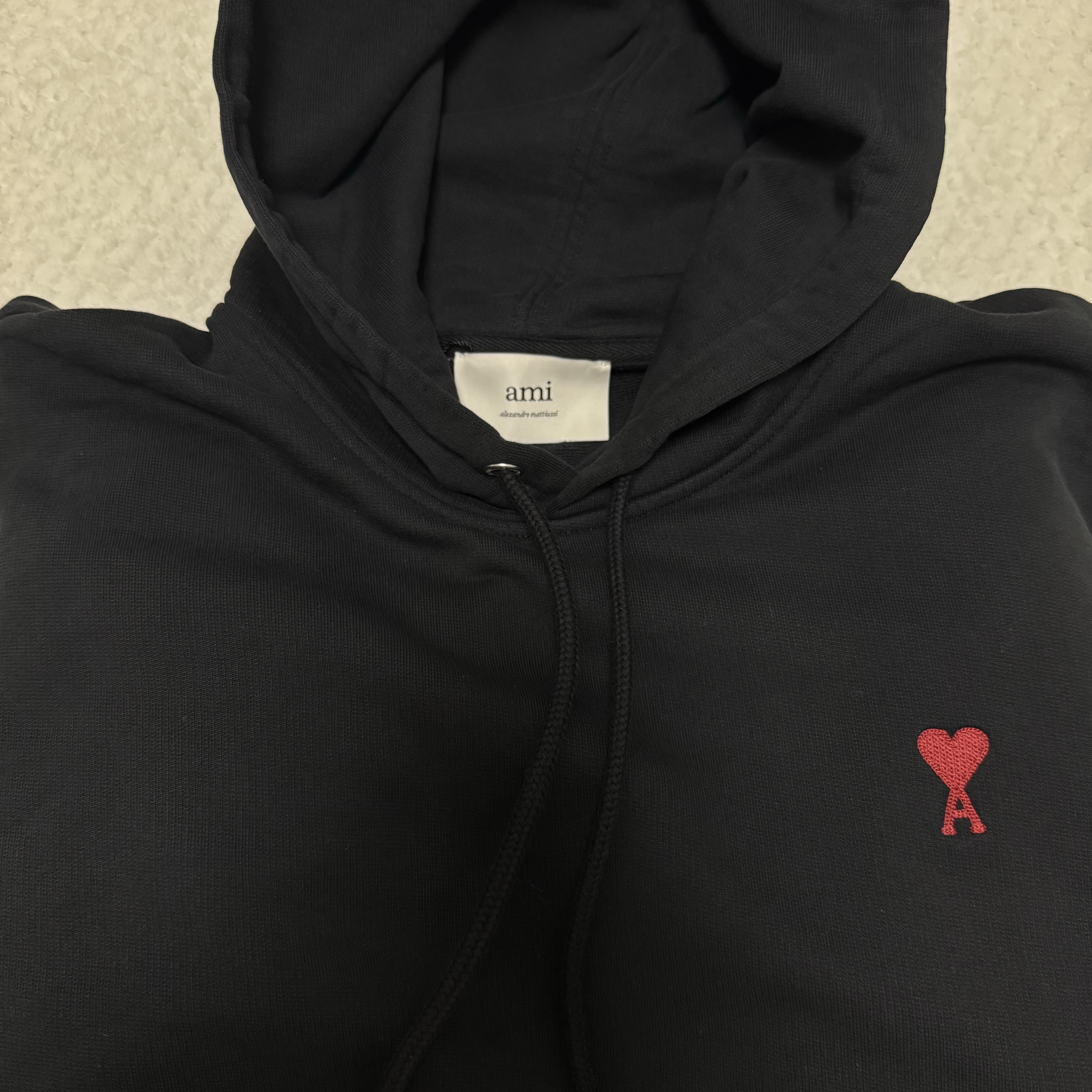 AMI de Coeur Loopback Oragnic Cotton Fleece Hoodie Black 착용 스타일 - 2