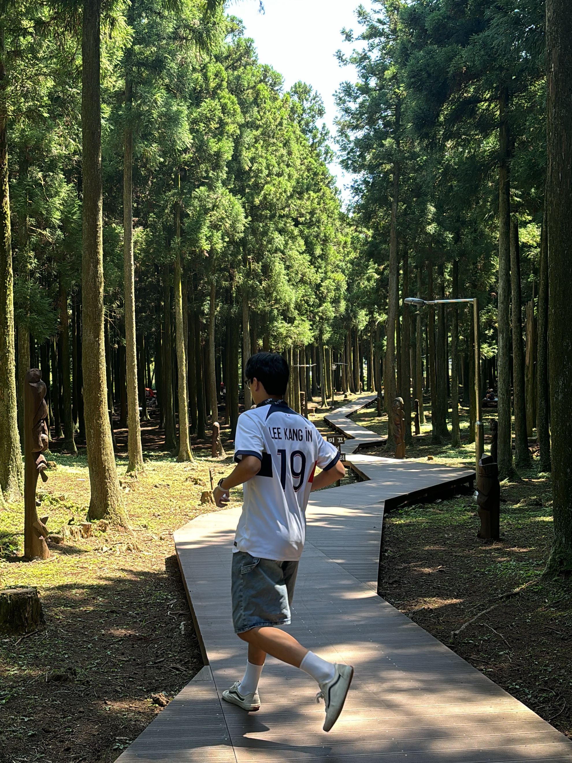 Nike Paris Saint-Germain 2023/24 Dri-Fit Stadium Away Jersey White Midnight Navy (Non Marking Ver.), Adidas Real Madrid 2023/24 Home Jersey White - KR Sizing (Non Marking Ver.) 착용 스타일 - 2