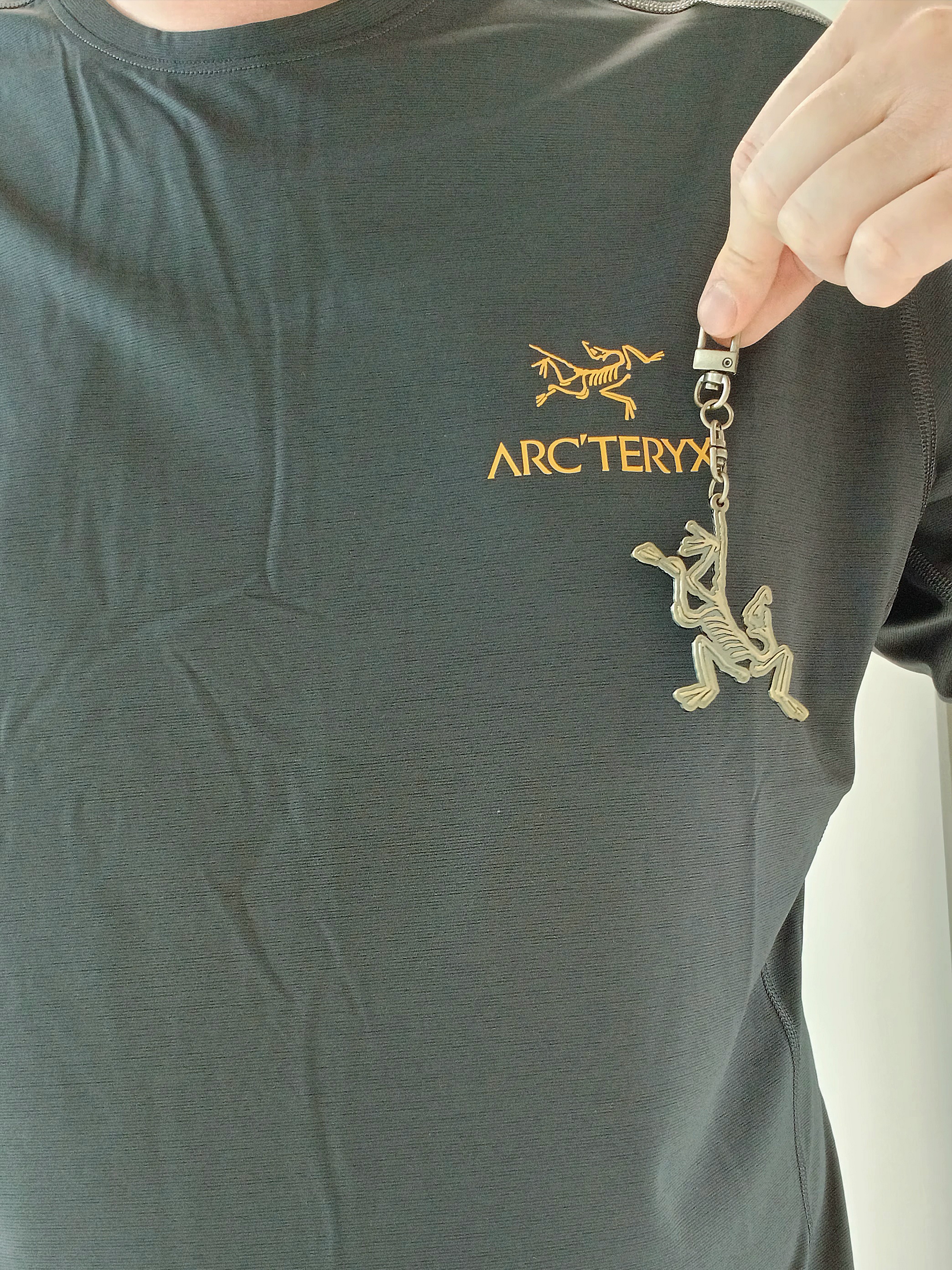 Arc'teryx Motus Arcword Crew SS T-Shirt Black Heather 착용 스타일 - 2