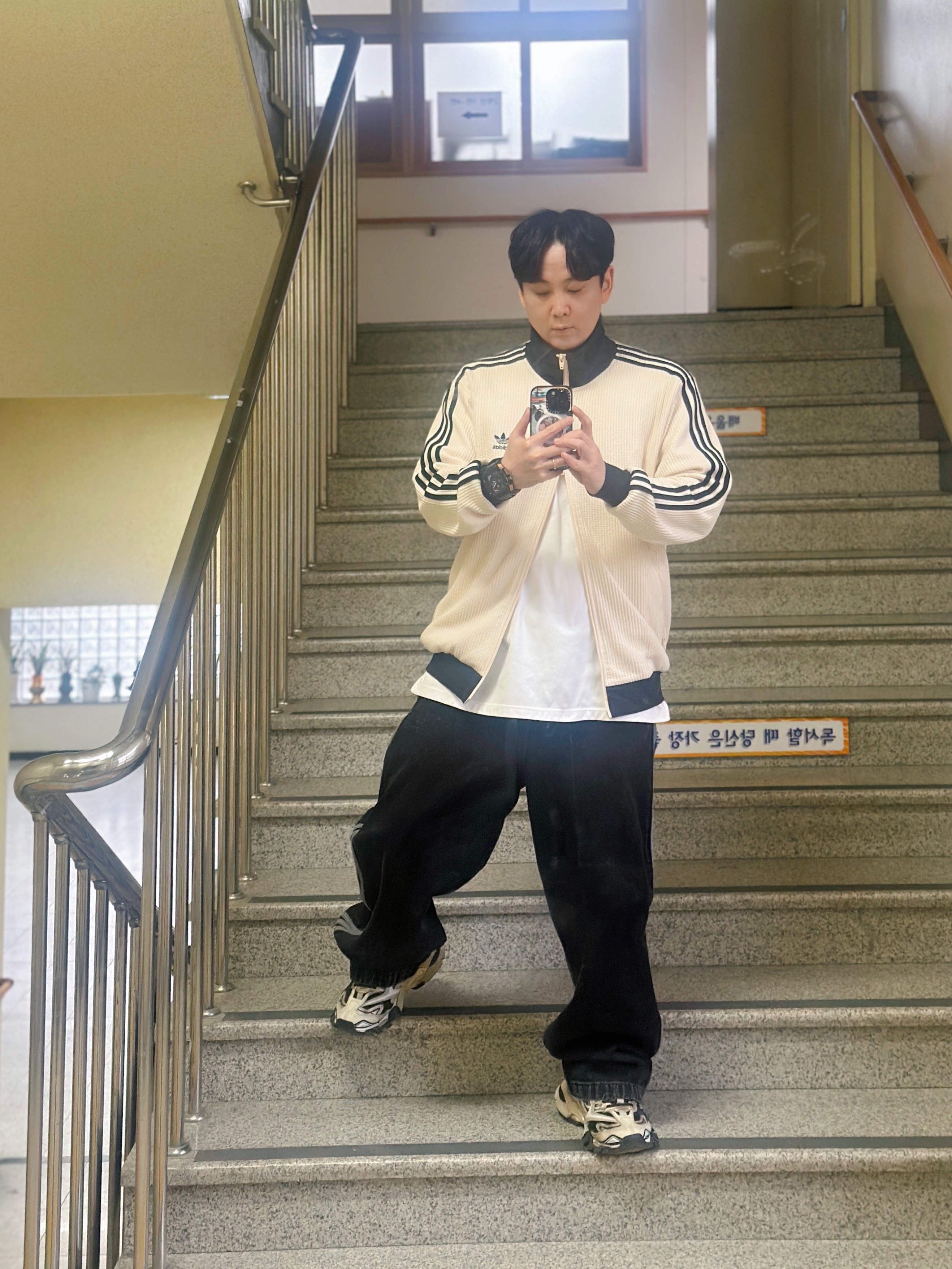 Adidas Waffle Beckenbauer Track Top Wonder White - KR Sizing, Adidas Adicolor Denim Firebird Pants True Black Denim - KR Sizing 착용 스타일 - 2