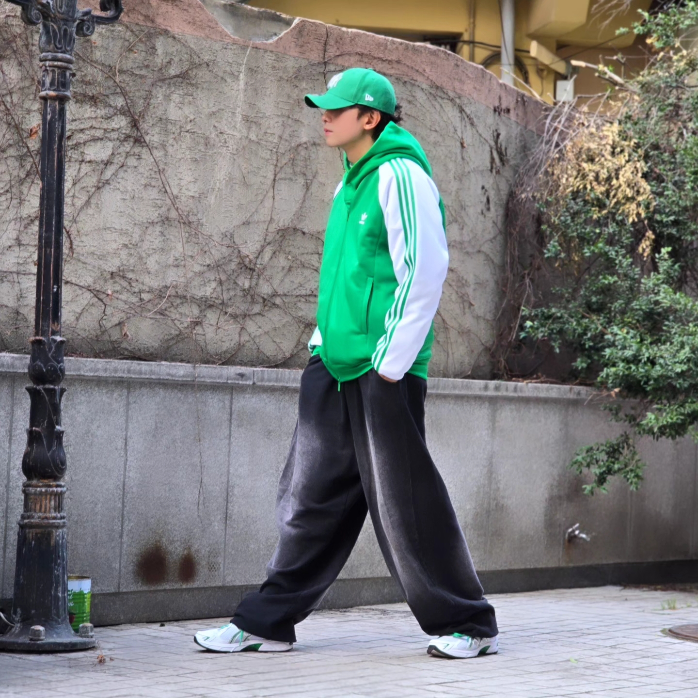 Adidas SST Track Top Wonder White Collegiate Green - KR Sizing, Adidas SST Track Top Wonder White Collegiate Green - US Sizing 착용 스타일 - 2