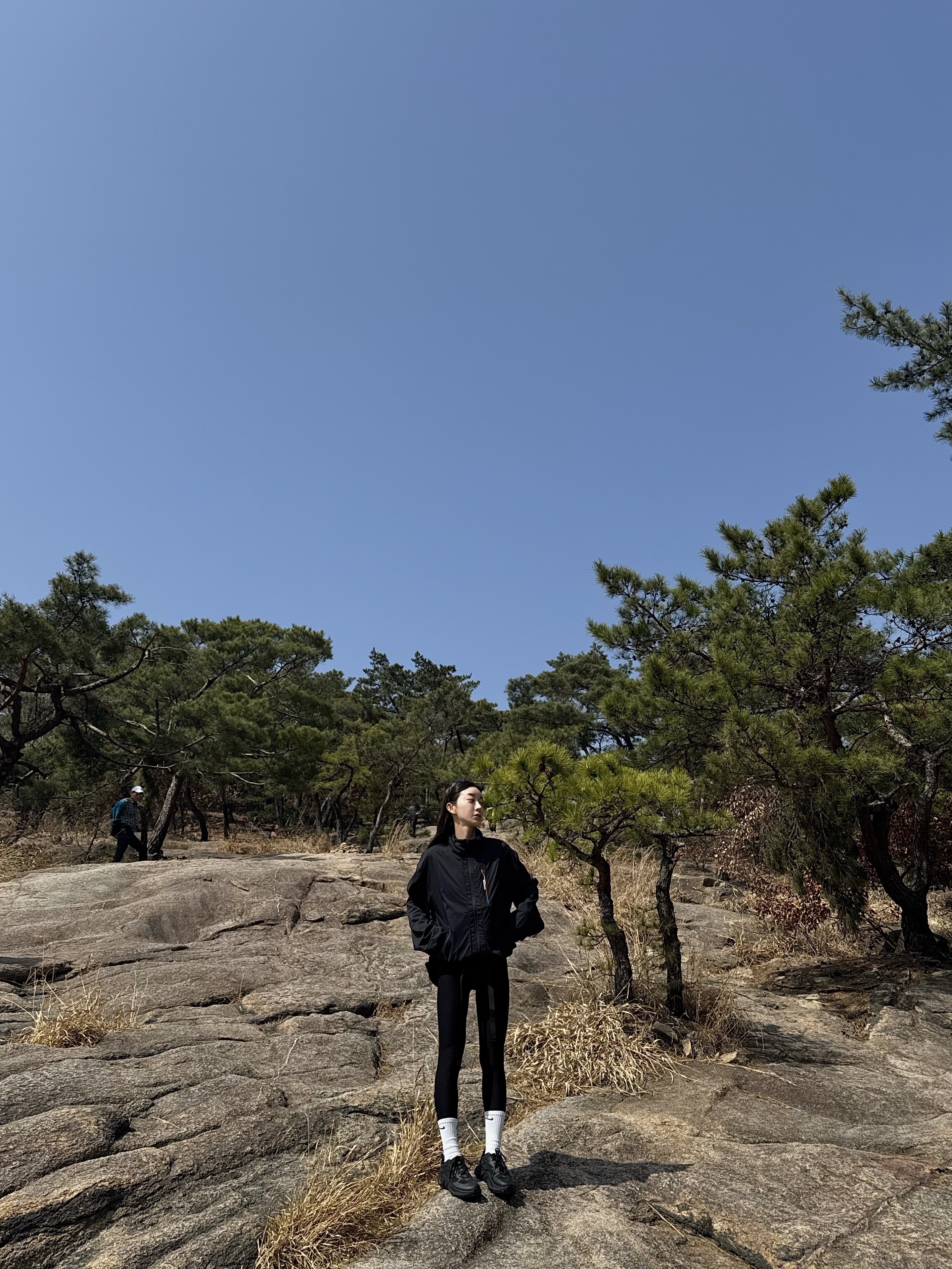 살로몬 모디세이 자켓 블랙, 오클리 라이트 브리드 트리플 블랙 착용 스타일 - 2