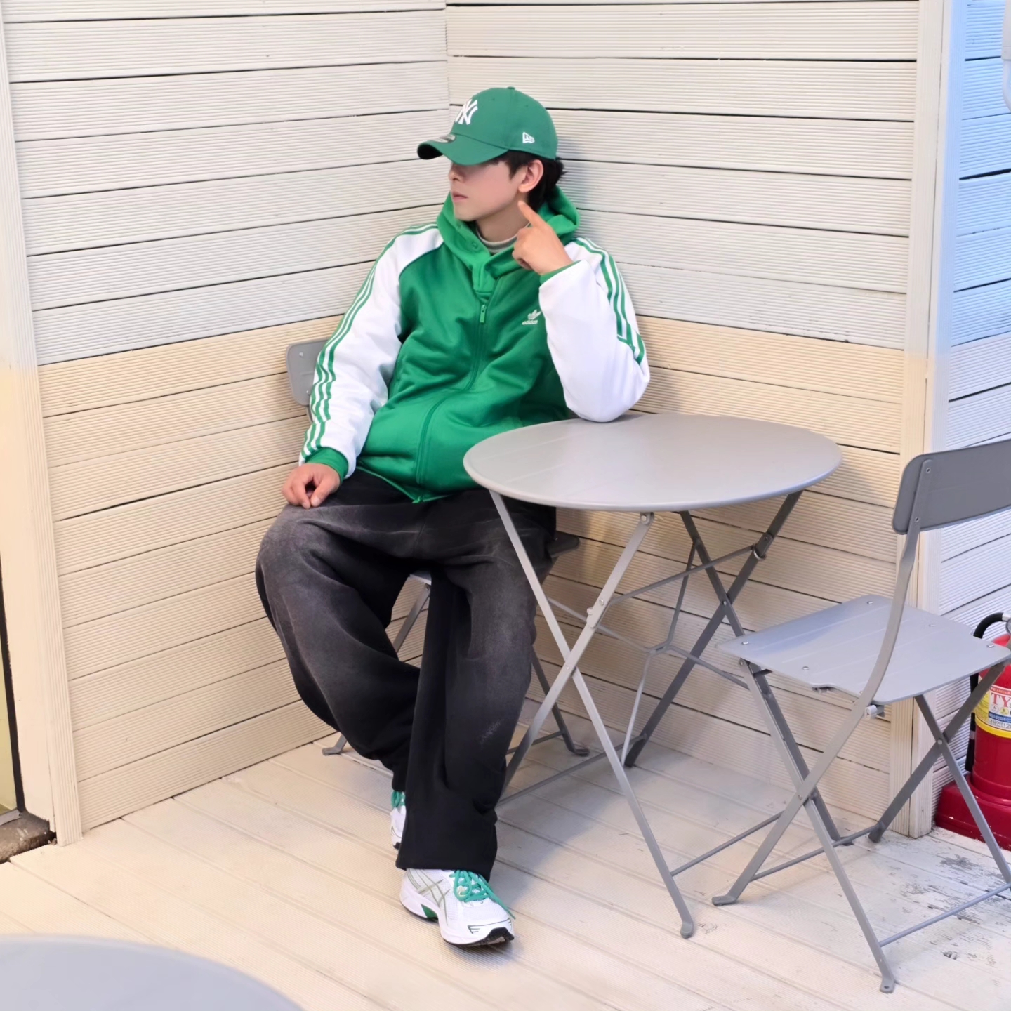 Adidas SST Track Top Wonder White Collegiate Green - KR Sizing, Adidas SST Track Top Wonder White Collegiate Green - US Sizing 착용 스타일 - 2