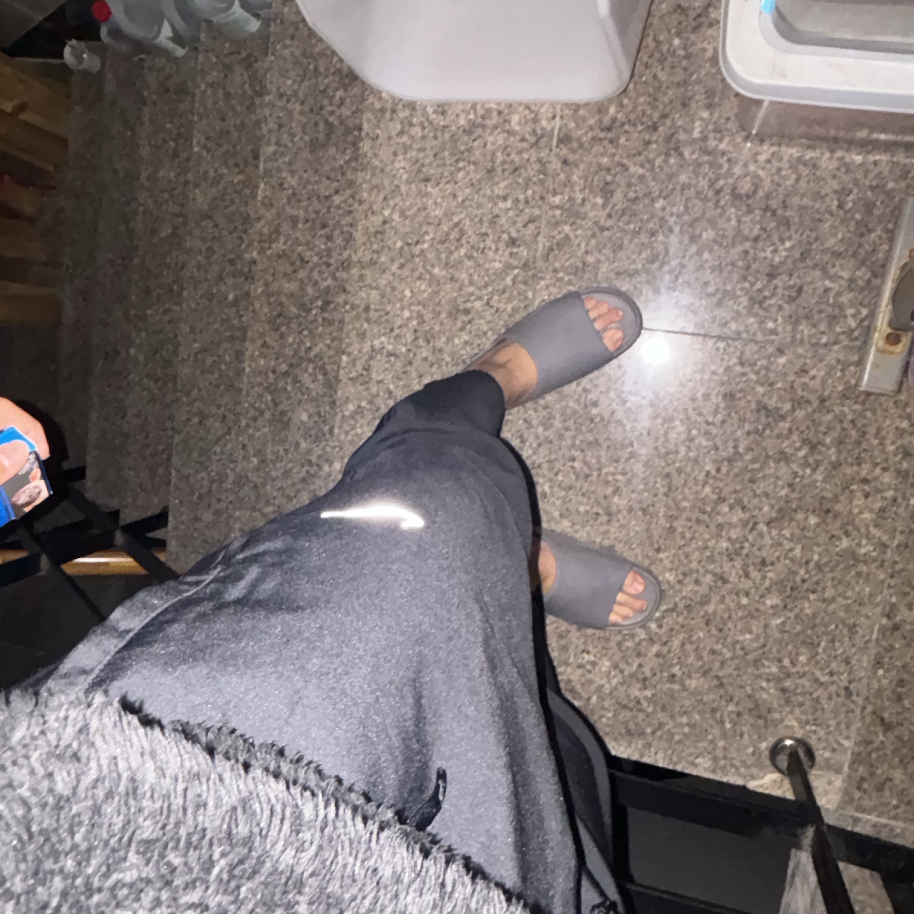 Nike Calm Slide Flat Pewter 착용 스타일