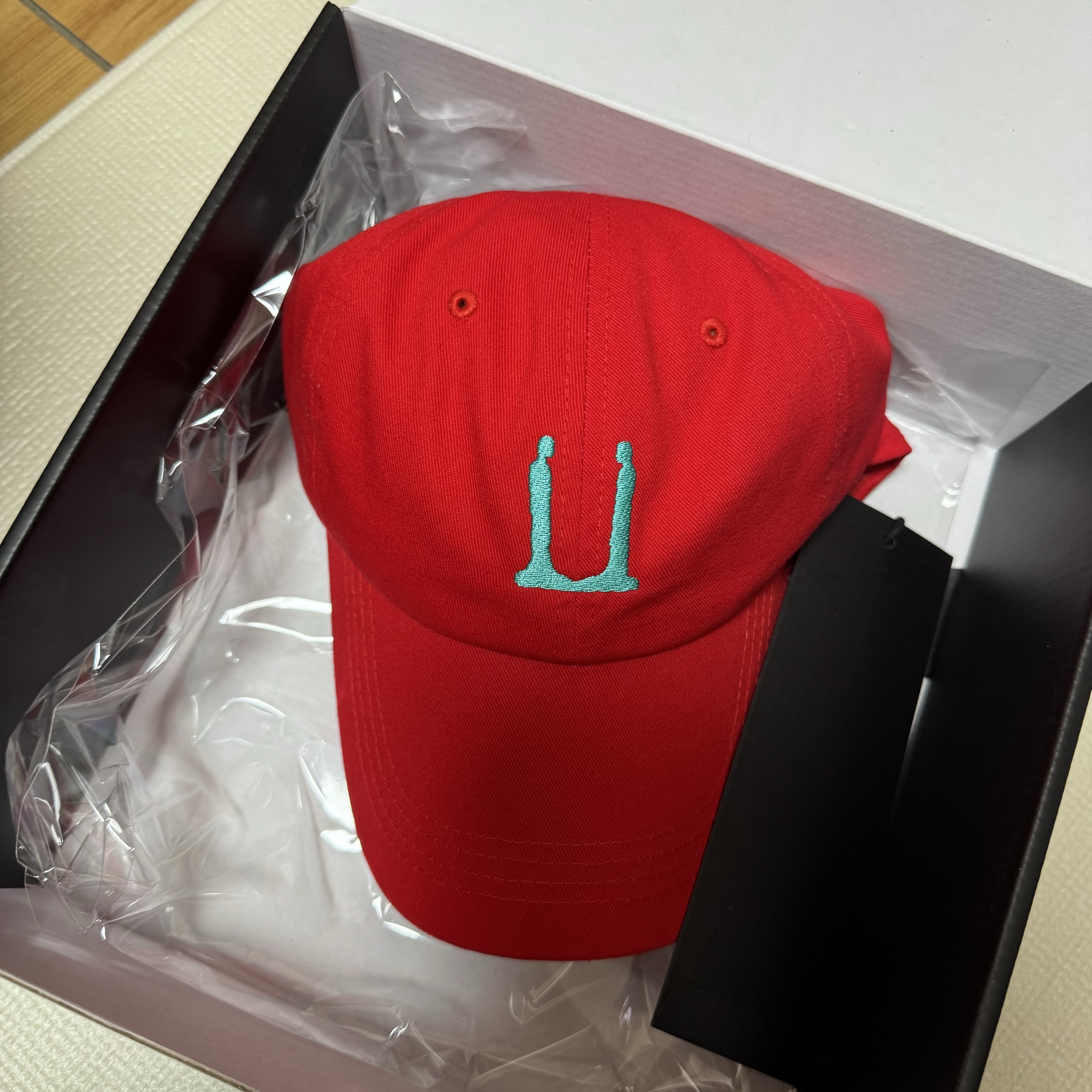 G-DRAGON Ubermensch Cap Red 착용 스타일
