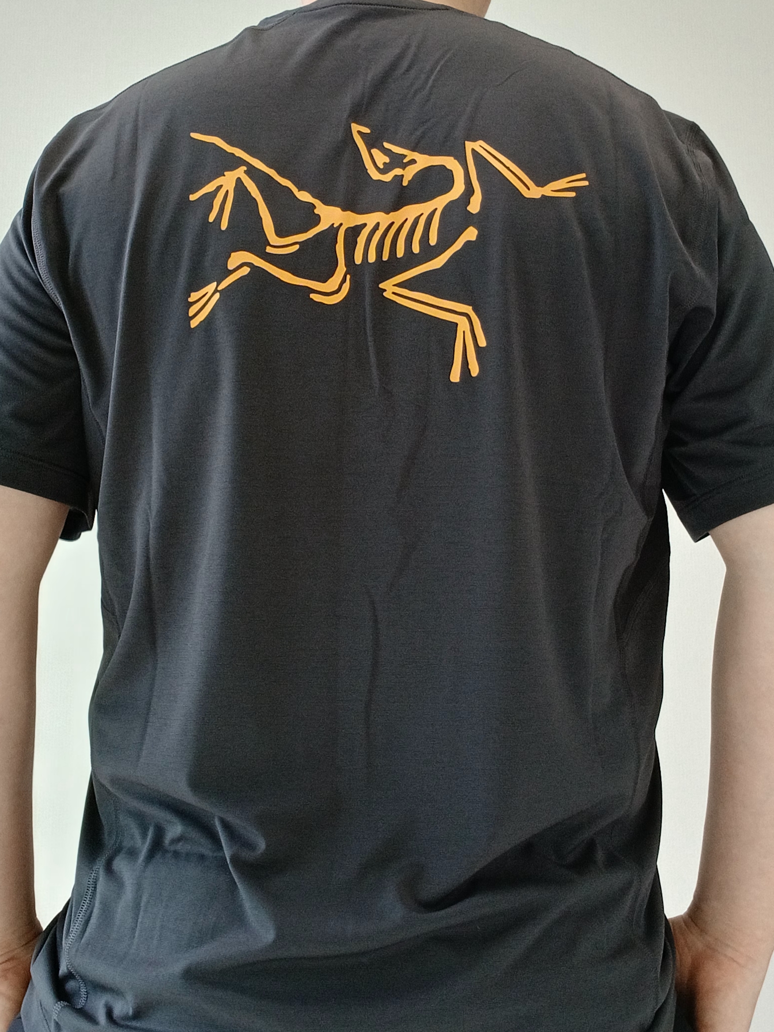 Arc'teryx Motus Arcword Crew SS T-Shirt Black Heather 착용 스타일 - 1