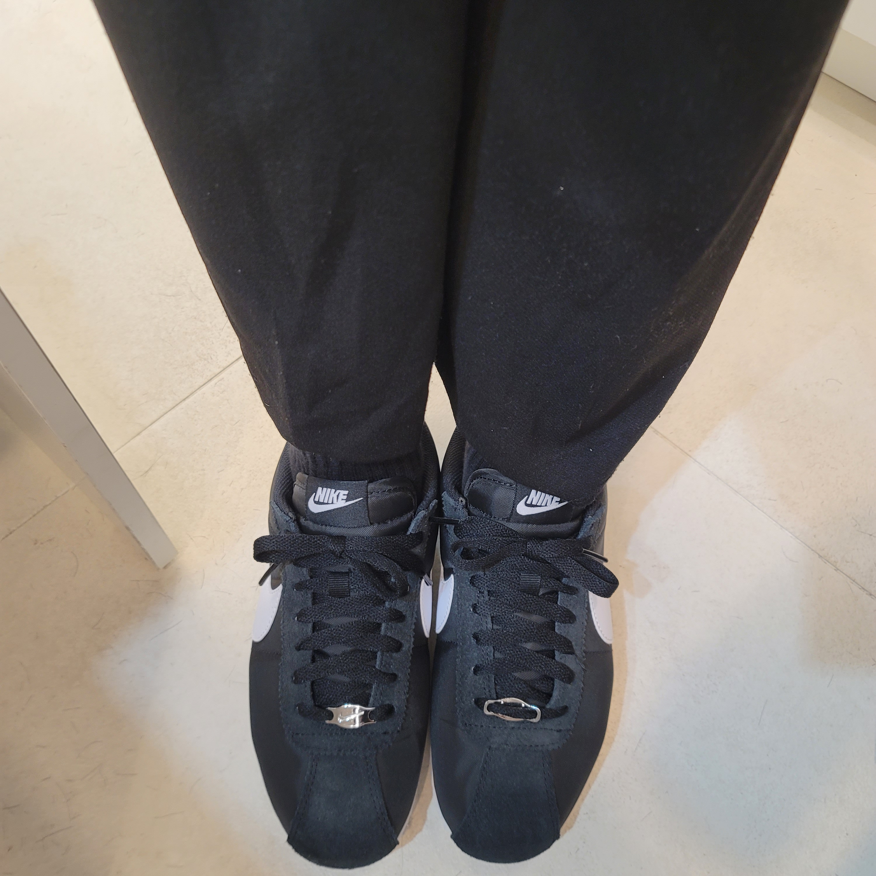 (W) Nike Cortez Black and White 착용 스타일