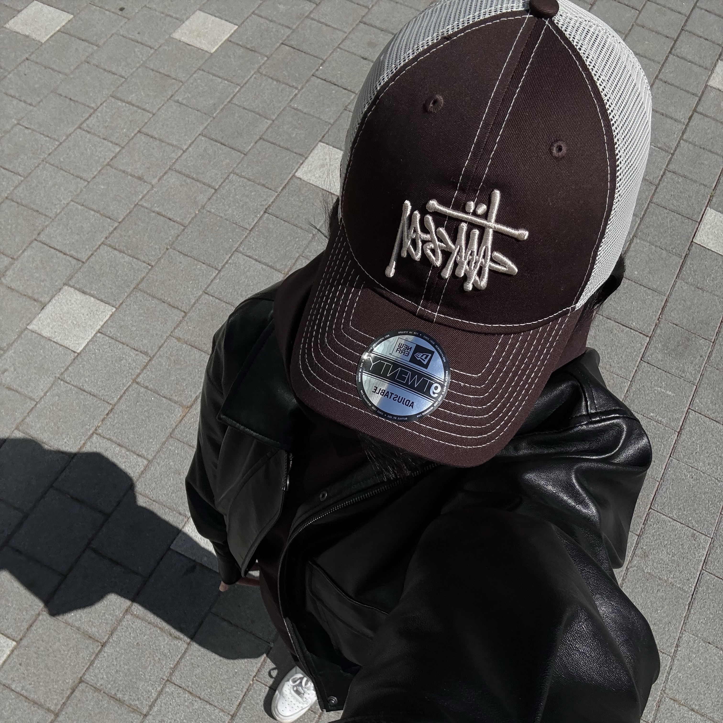 Stussy New Era 9twenty Basic Trucker Brown, (W) Nike Air Force 1 '07 Low White 착용 스타일
