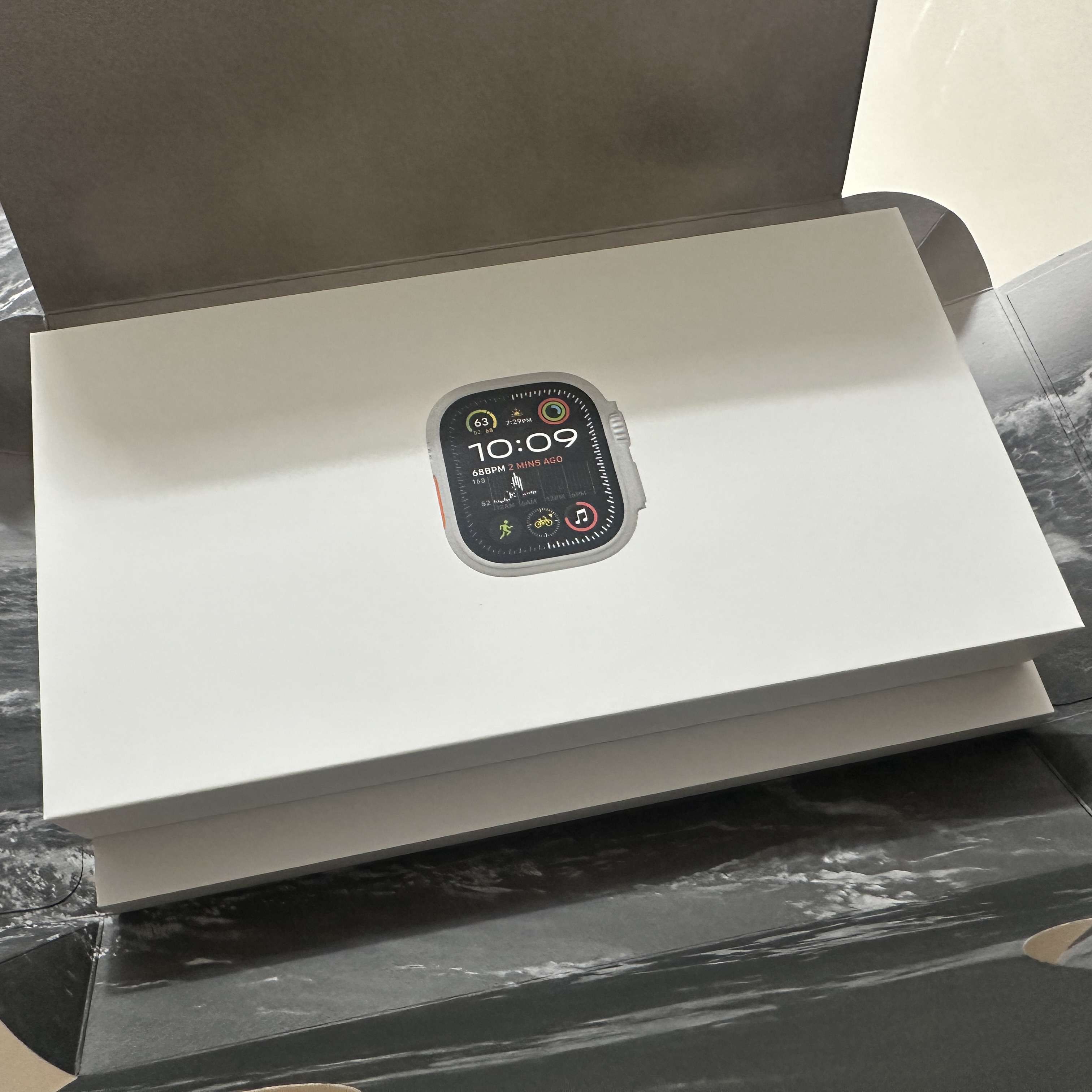 Apple Watch Ultra 2 49mm Titanium Case with S Alpine Loop Olive (Korean Ver.) 착용 스타일 - 3