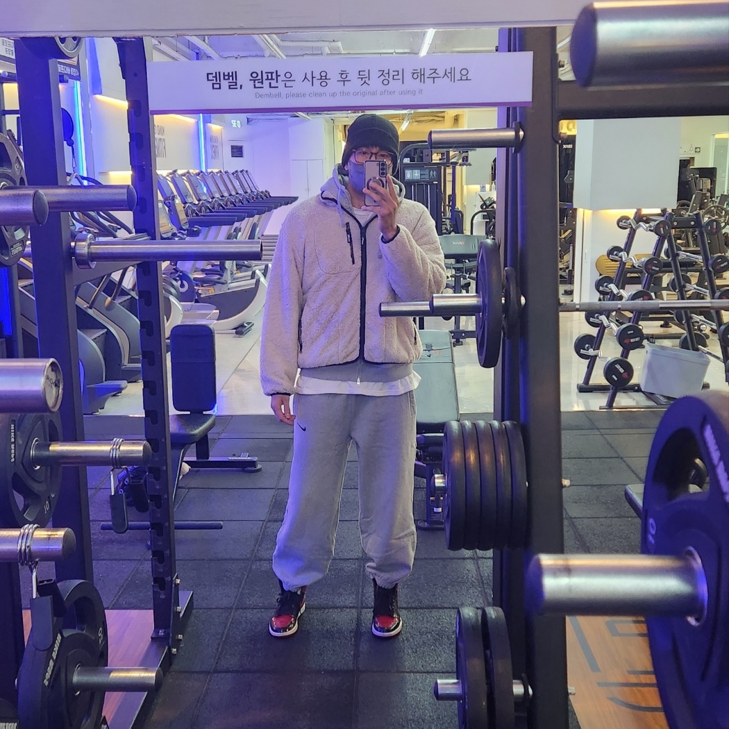 Supreme x Kate Moss Fleece Jacket Natural - 24FW, Supreme x Nike Zip Up Hooded Sweatshirt Heather Grey - 25SS 착용 스타일 - 2