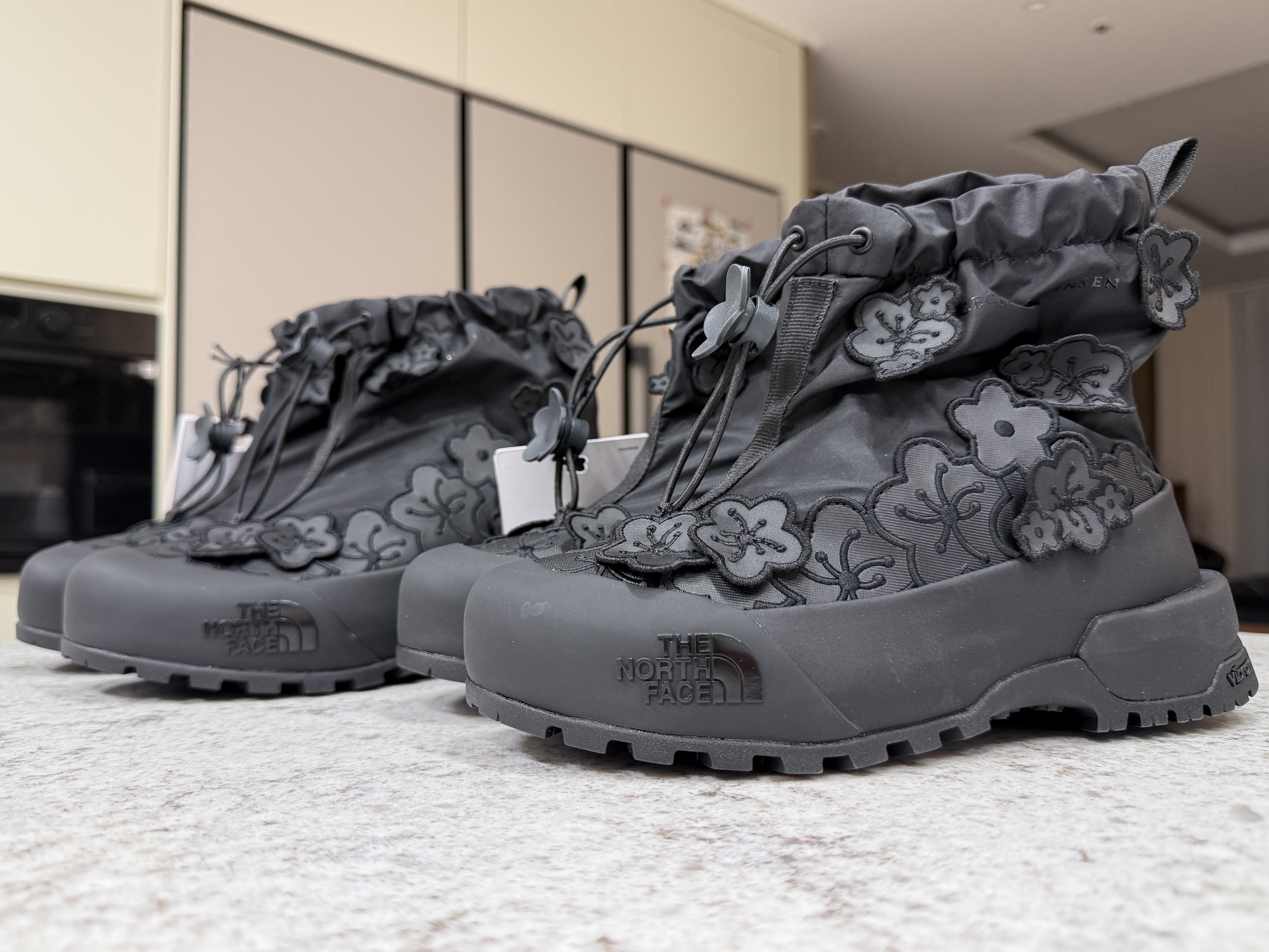 The North Face x Cecilie Bahnsen Glenclyffe Gaiter TNF Black 착용 스타일 - 5