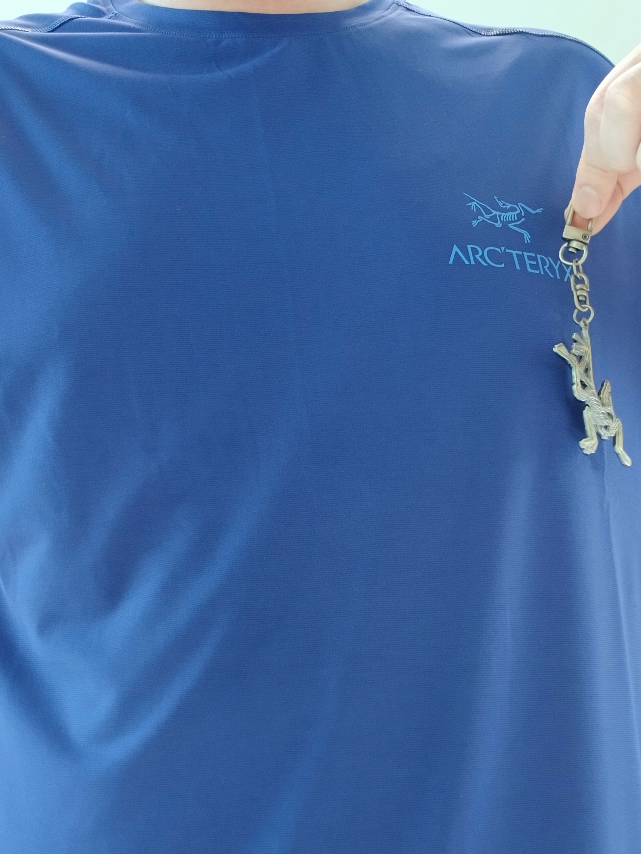 Arc'teryx Motus Arcword Crew SS T-Shirt Soulsonic Heather, Arc'teryx Keyring Metal 착용 스타일 - 3