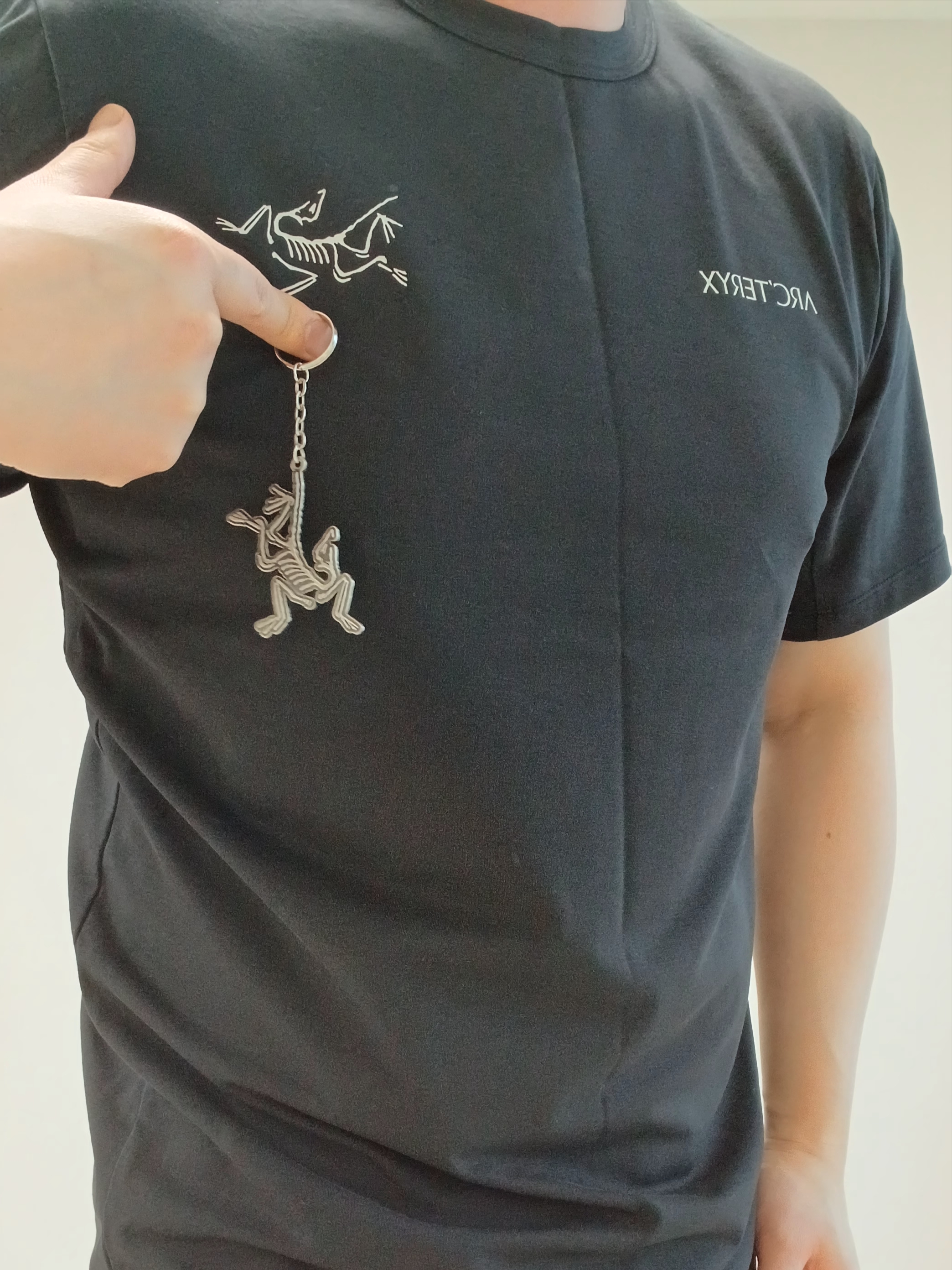 Arc'teryx Keyring Metal, Arc'teryx Captive Split T-Shirt Black 착용 스타일 - 1