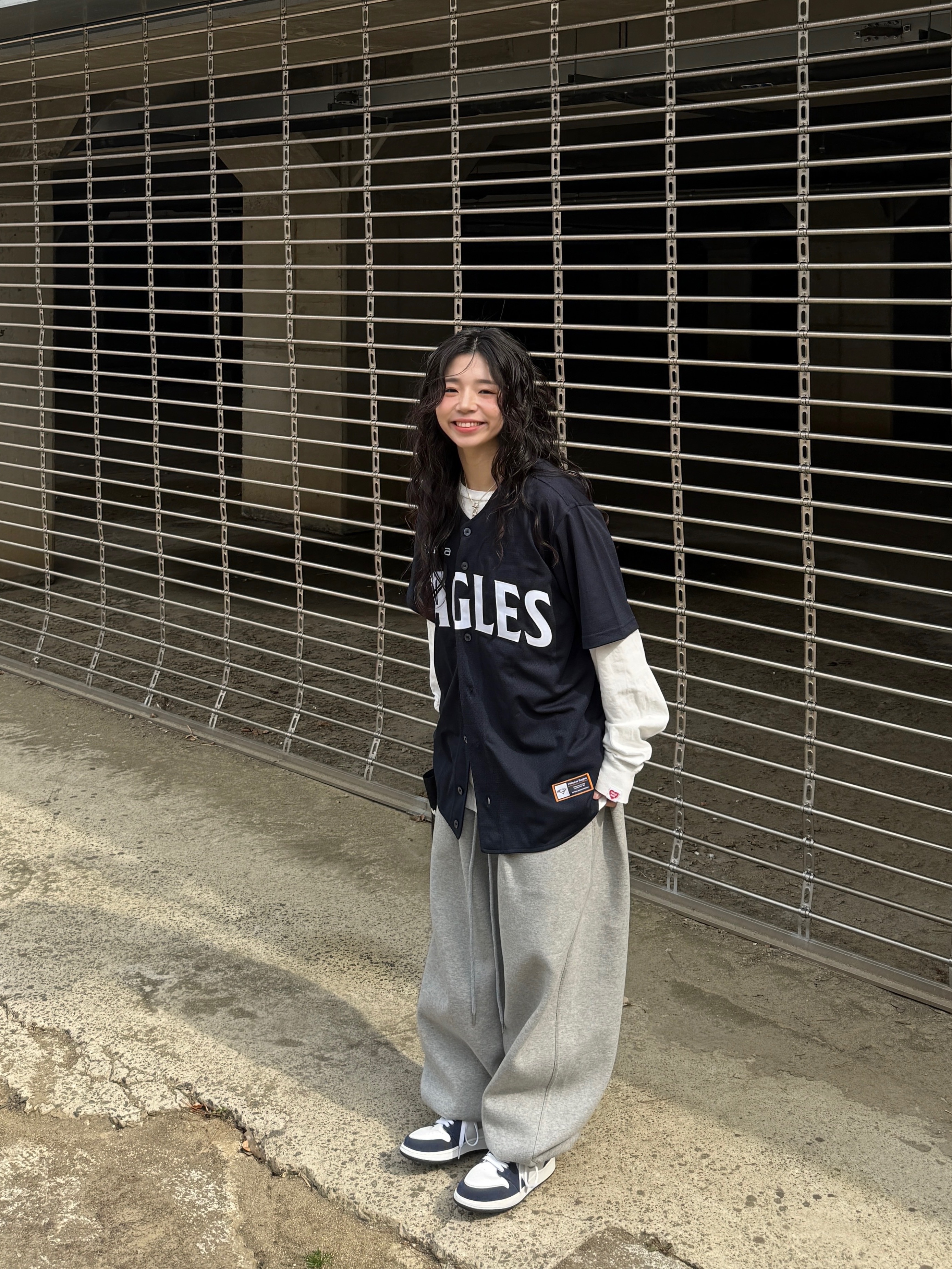 (GS) Jordan 1 Retro High OG CO.JP Midnight Navy, Undermycar Mu.03 Anti Fxxking Logo Play Oversized Sweat Jogger Melange Gray 착용 스타일 - 1