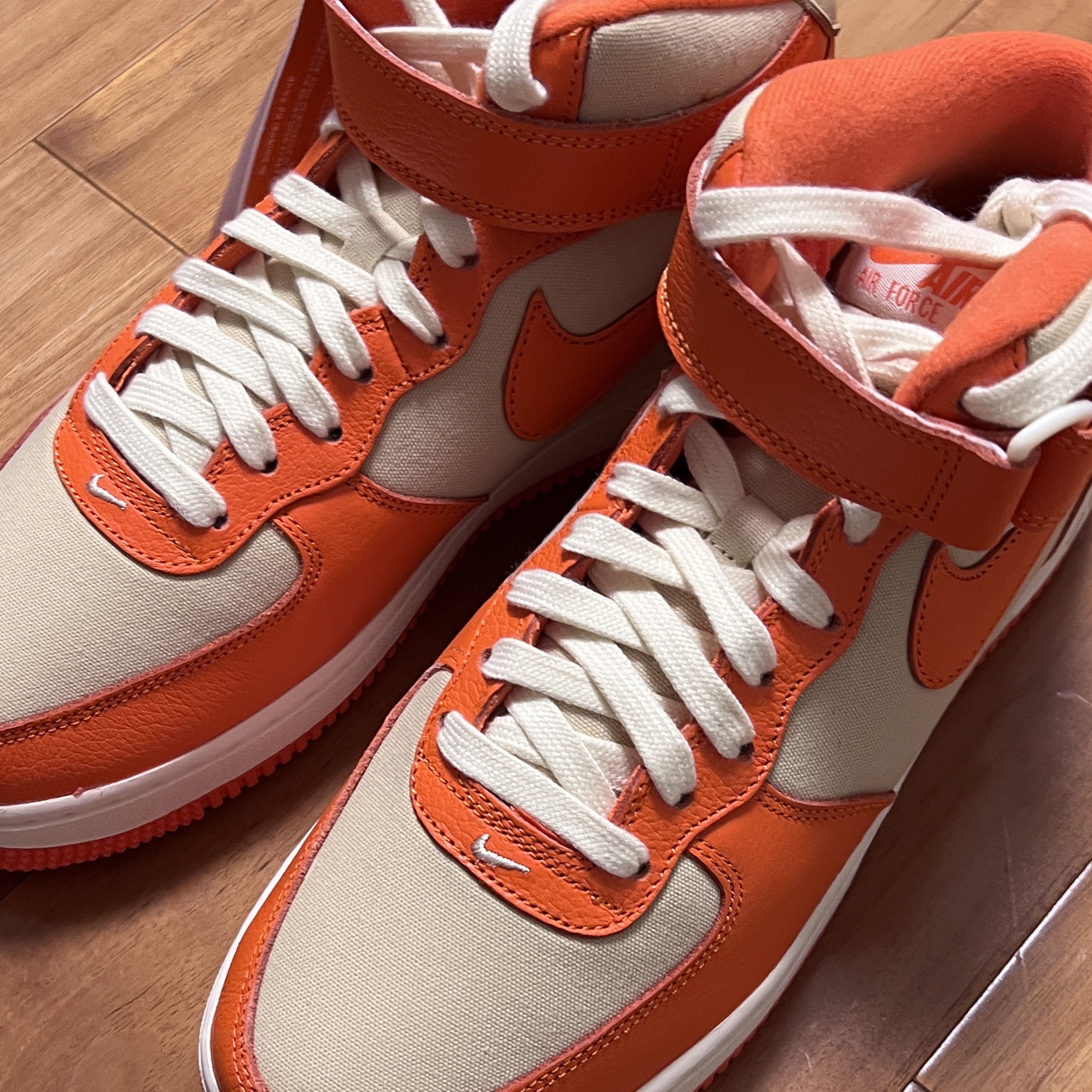 Nike Air Force 1 '07 Mid Team Gold and Safety Orange 착용 스타일