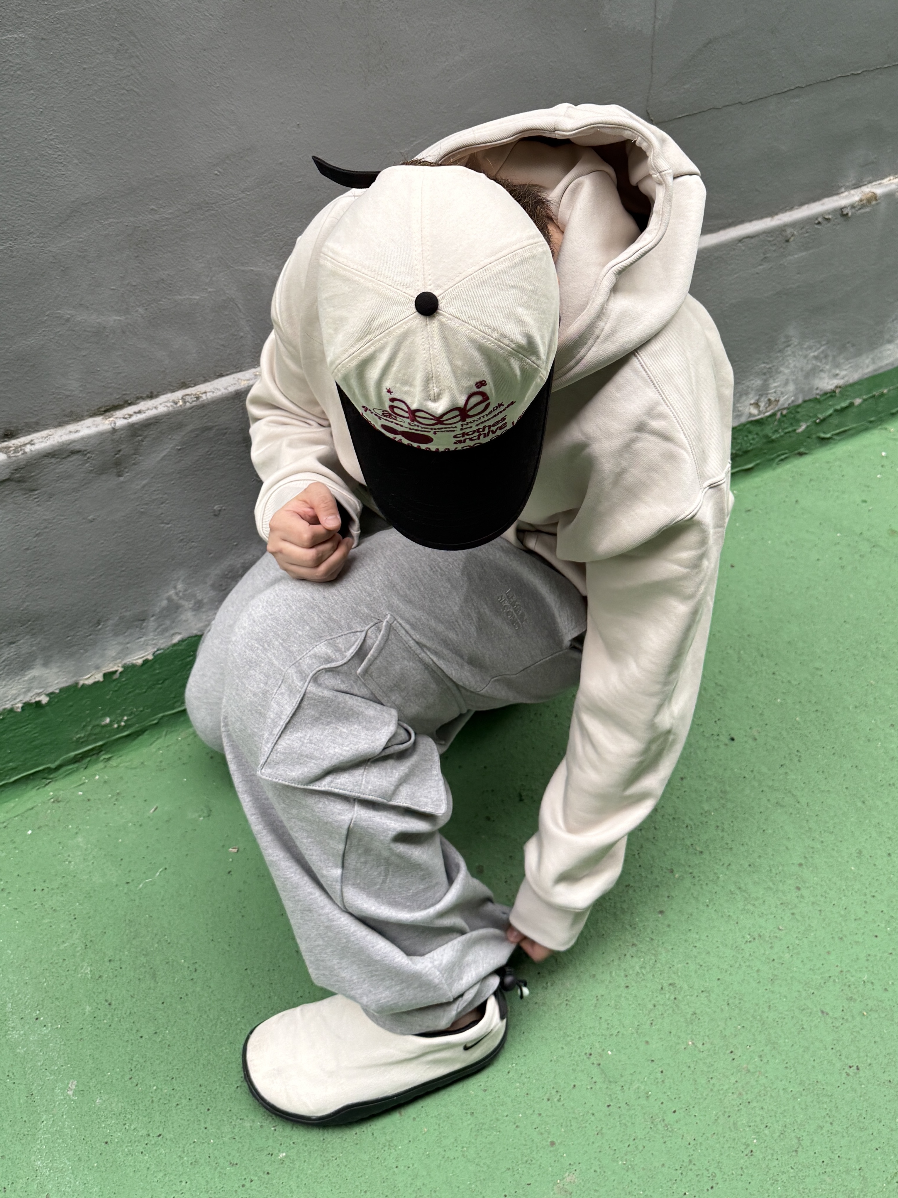 나이키 ACG 목 서밋 화이트 앤 블랙, 나이키 ACG 써마핏 풀오버 플리스 후드 라이트 오어우드 브라운 하이퍼 크림슨 - 아시아 착용 스타일 - 2