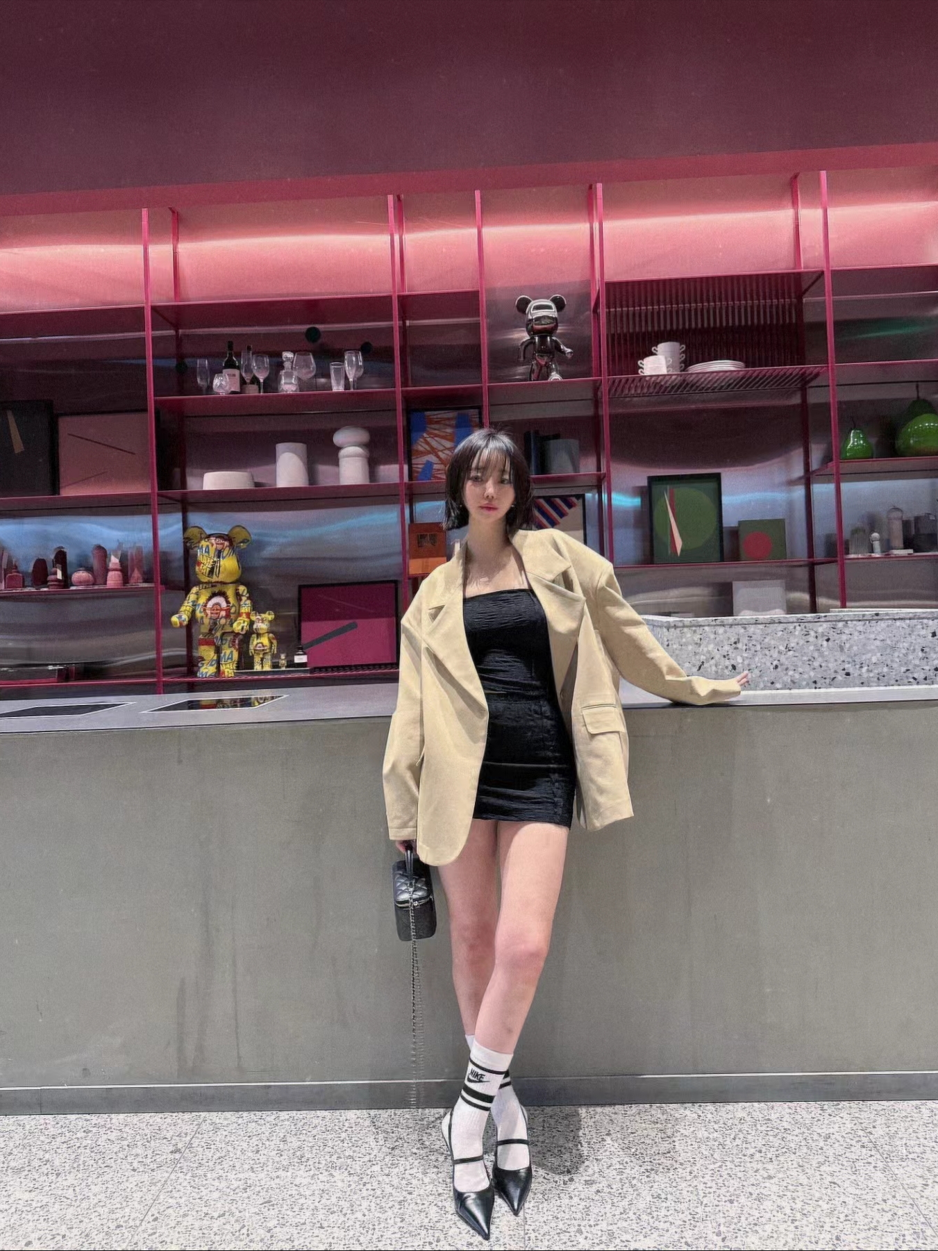 샤넬 체인 코스메틱 케이스 램스킨 & 골드 메탈 블랙 (내부 거울 포함) 착용 스타일 - 9