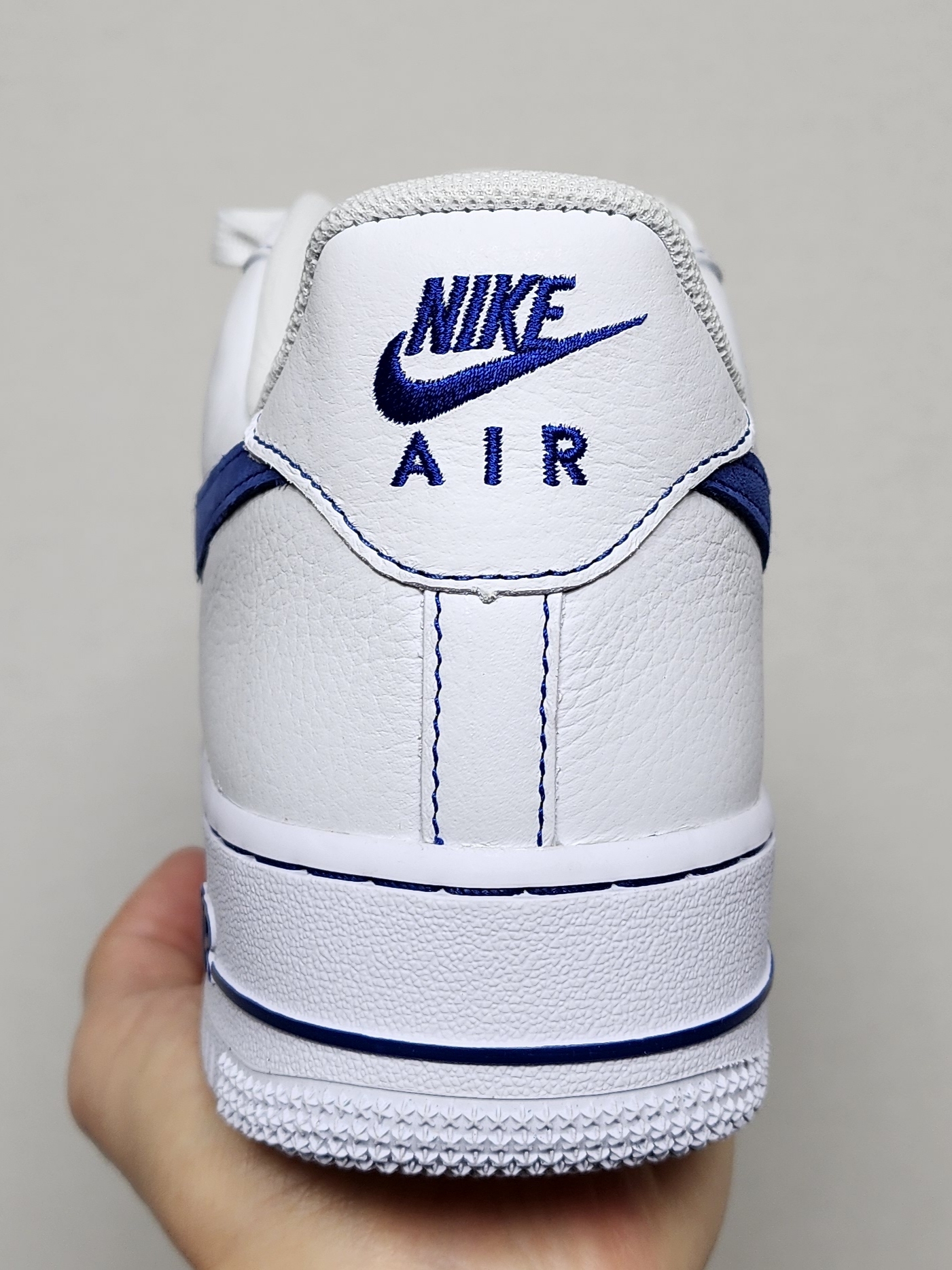 Nike Air Force 1 '07 LV8 White Deep Royal Blue 착용 스타일