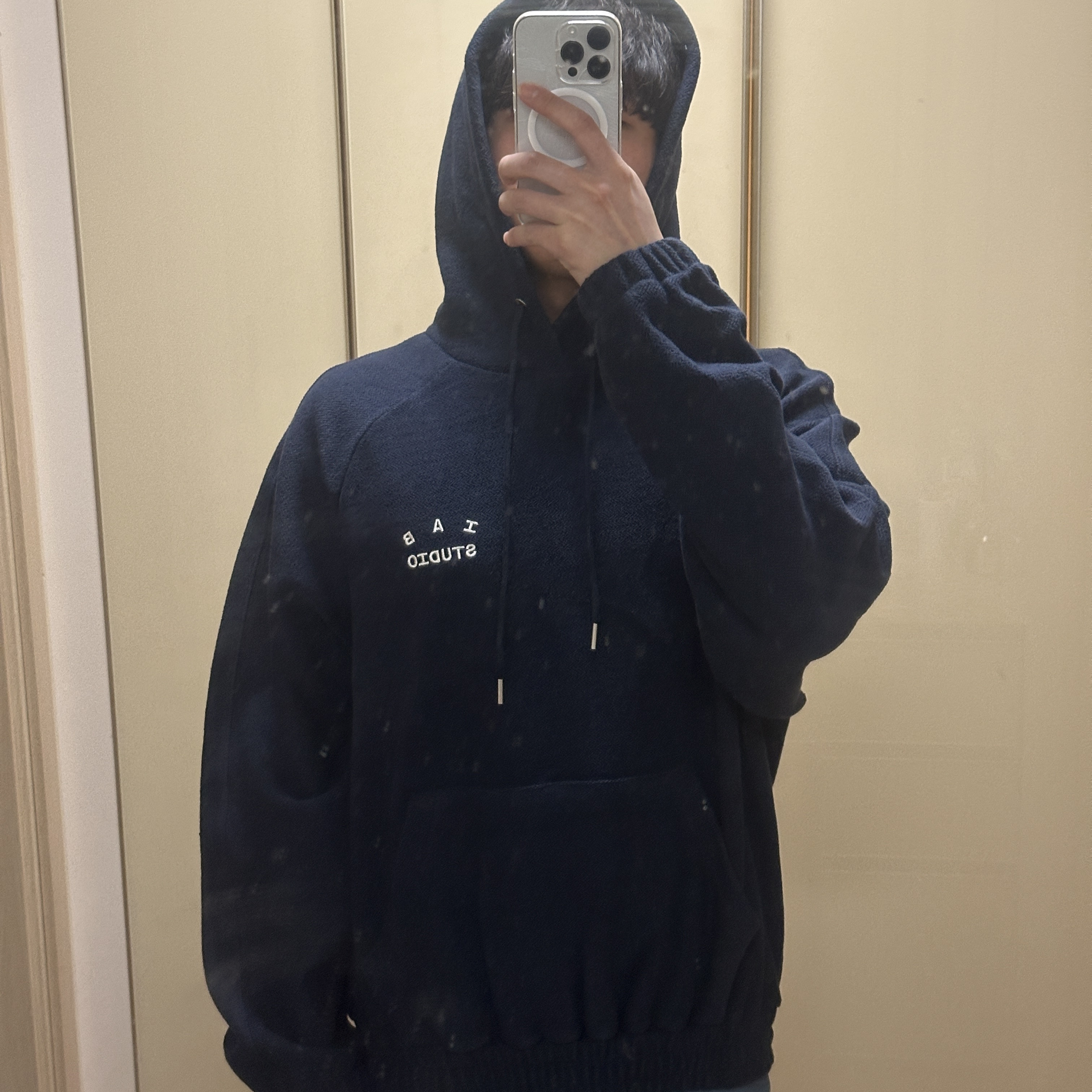 IAB Studio Herringbone Hoodie Navy White 착용 스타일