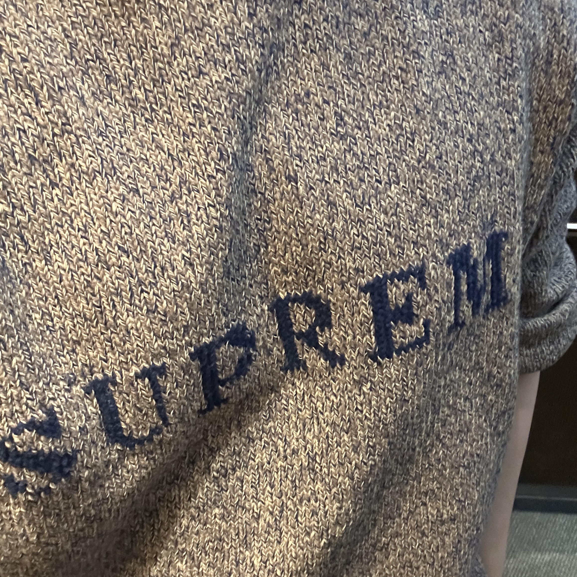 Supreme Contrast Logo Sweater Taupe Melange - 25SS 착용 스타일