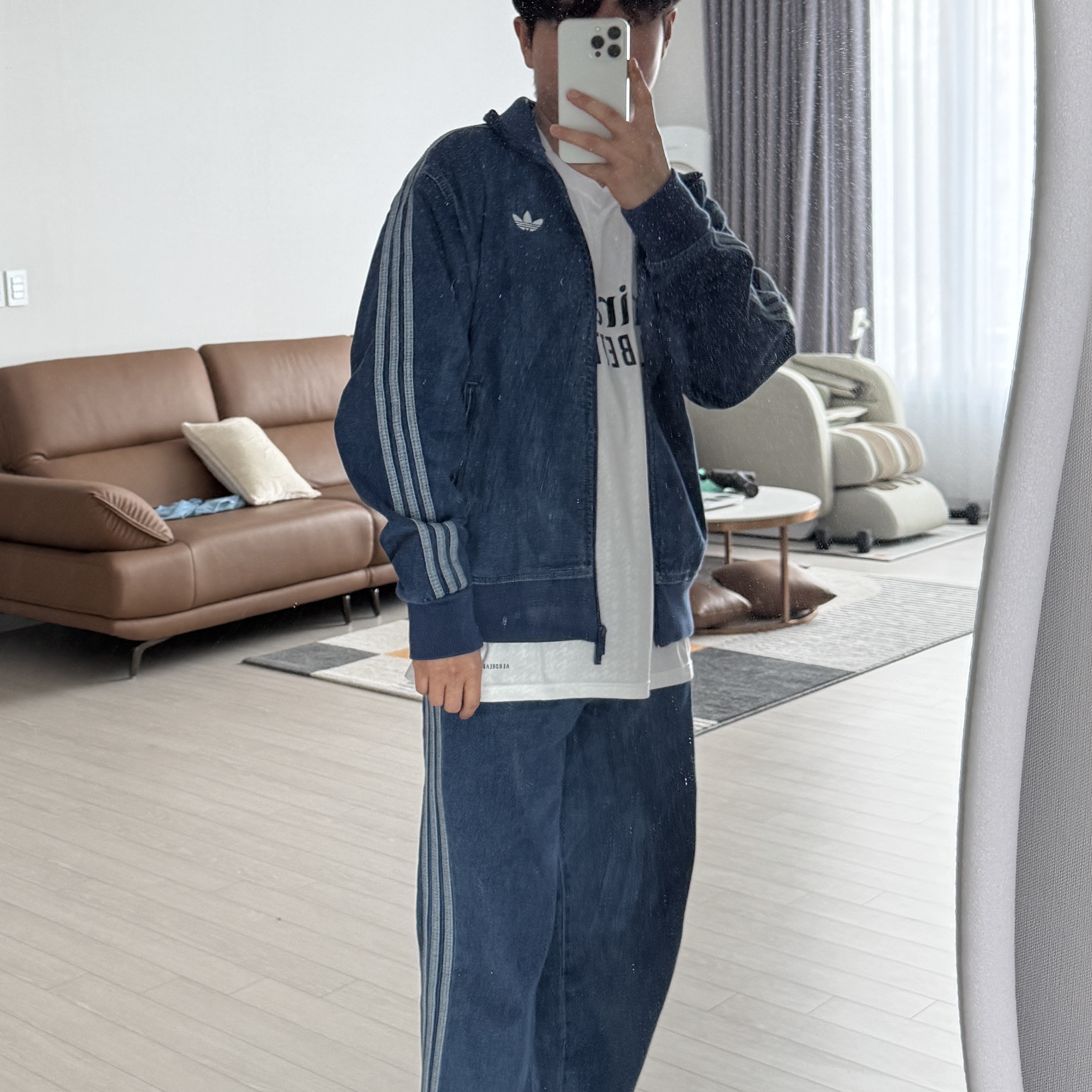 아디다스 아디컬러 데님 파이어버드 트랙탑 미디움 블루 데님 - KR 사이즈, 아디다스 아디컬러 데님 파이어버드 팬츠 미디움 블루 데님 - KR 사이즈 착용 스타일 - 1