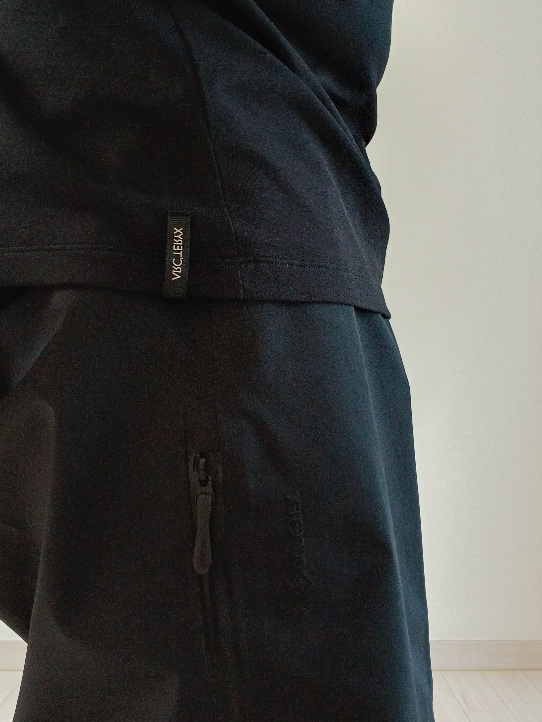 Arc'teryx Keyring Metal, Arc'teryx Captive Split T-Shirt Black 착용 스타일 - 2