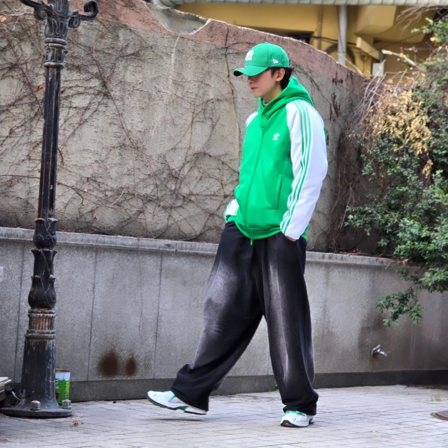 Adidas SST Track Top Wonder White Collegiate Green - KR Sizing, Adidas SST Track Top Wonder White Collegiate Green - US Sizing 착용 스타일 - 1