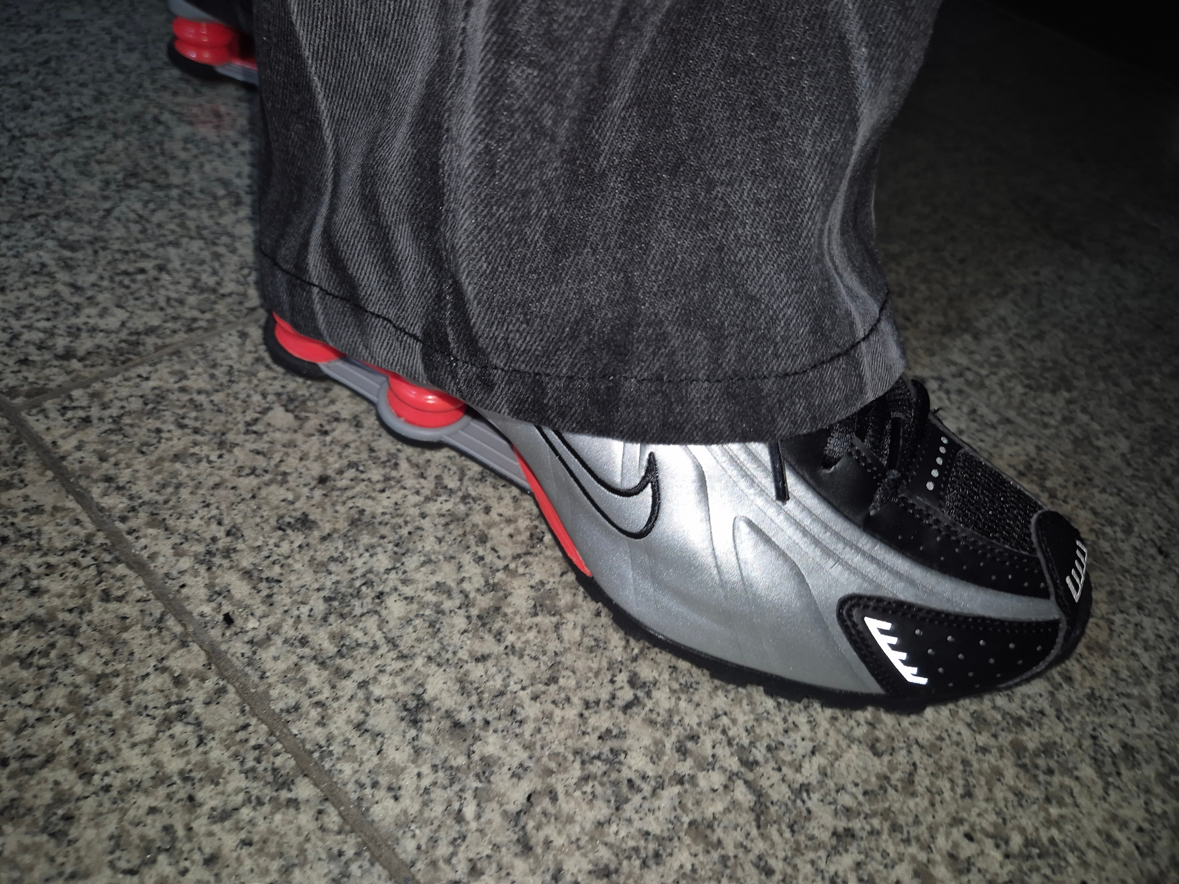 Nike Shox R4 Metallic Silver Red 착용 스타일 - 2