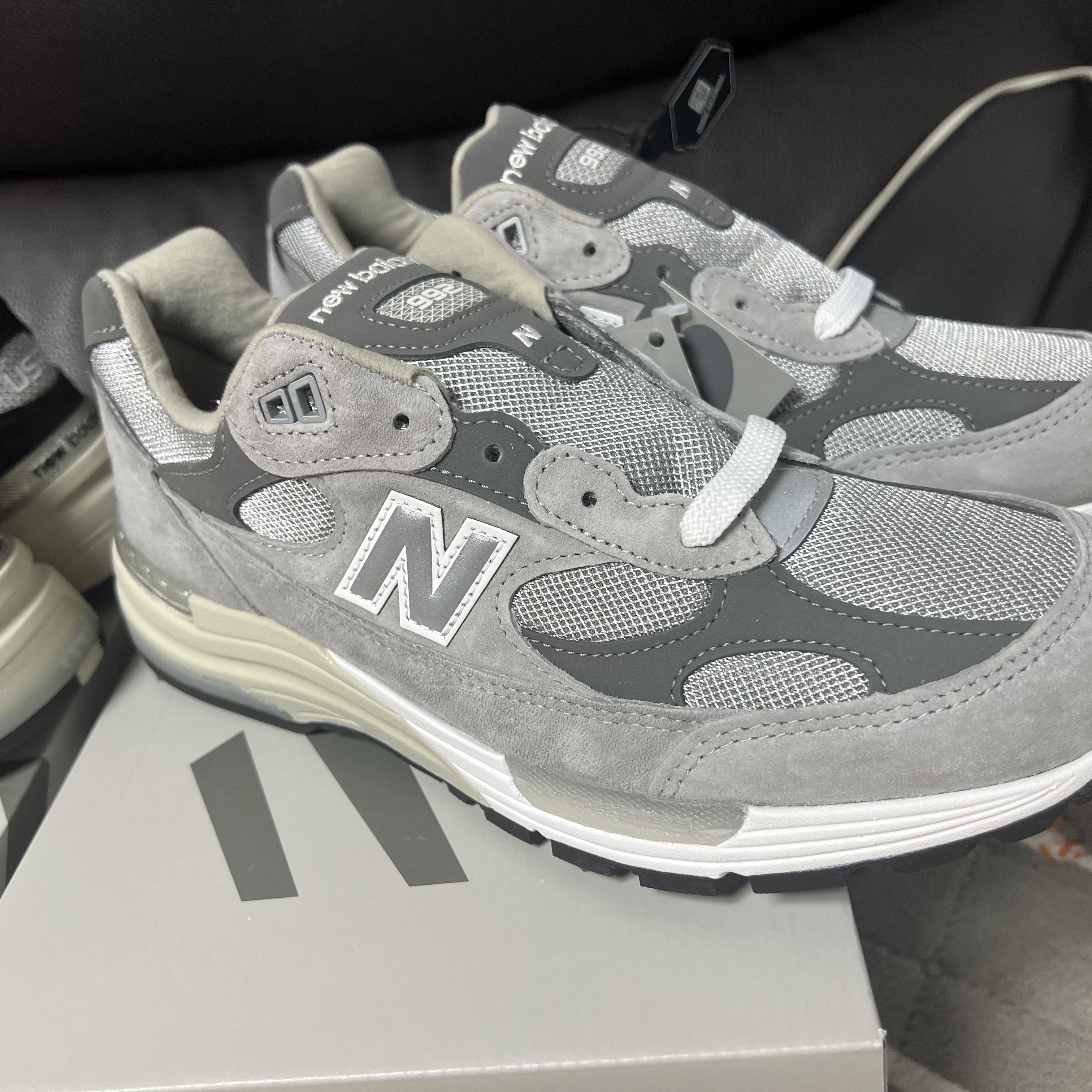 New Balance 992 Made in USA Core Grey Silver Metallic 착용 스타일 - 2