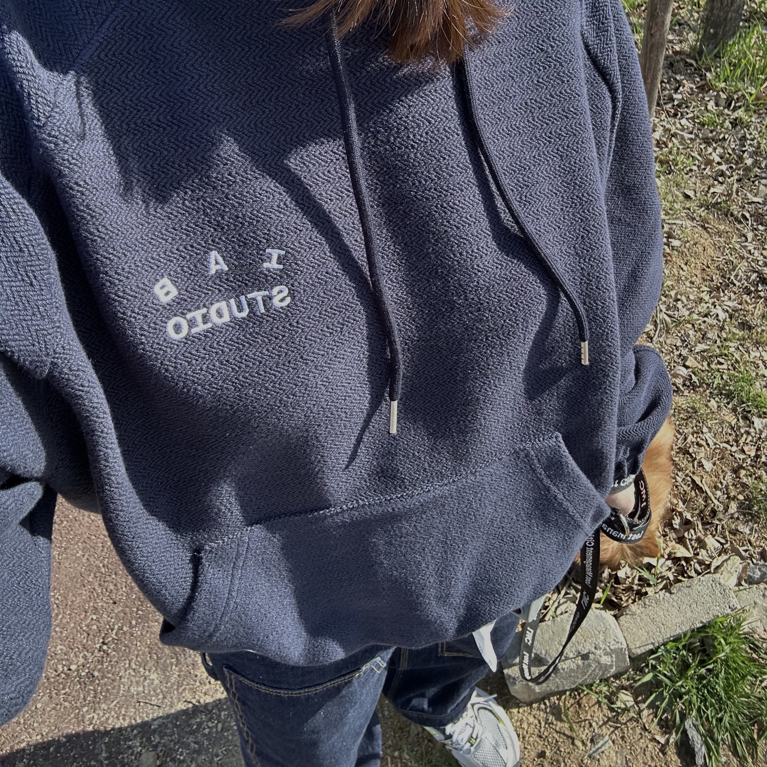 IAB Studio Herringbone Hoodie Navy White 착용 스타일