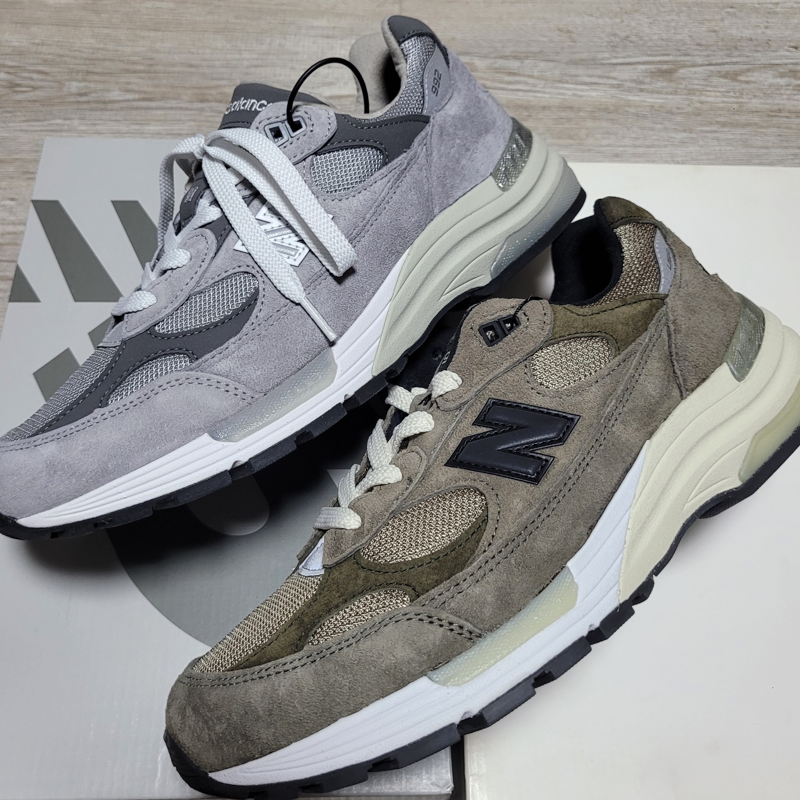 New Balance 992 Made in USA Core Grey Silver Metallic, New Balance x JJJJound 992 Made in USA Grey 착용 스타일 - 1