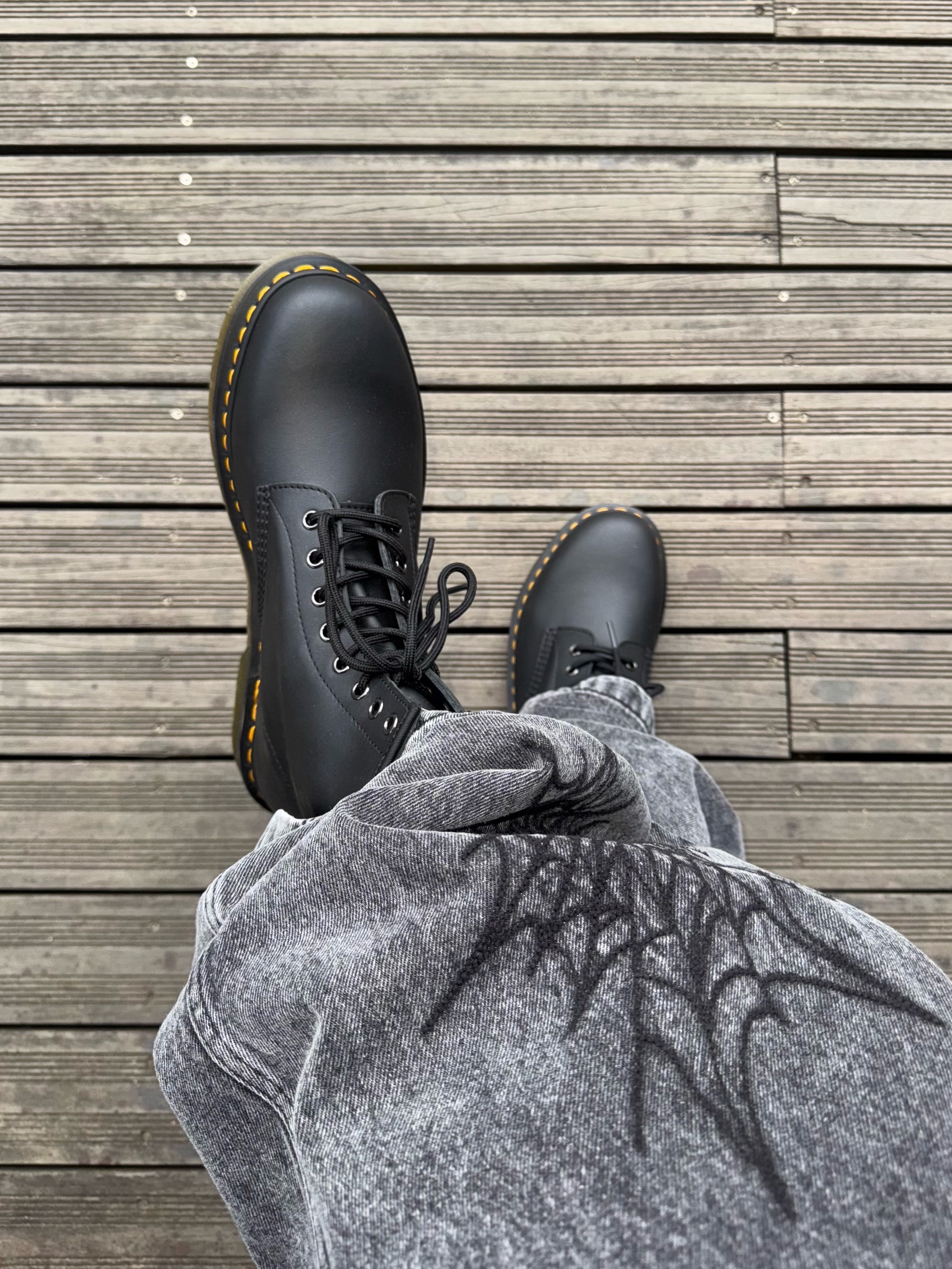 Dr. Martens 1460 Smooth Boots Black, ersco Cobweb Snow Jean Gray 착용 스타일 - 3