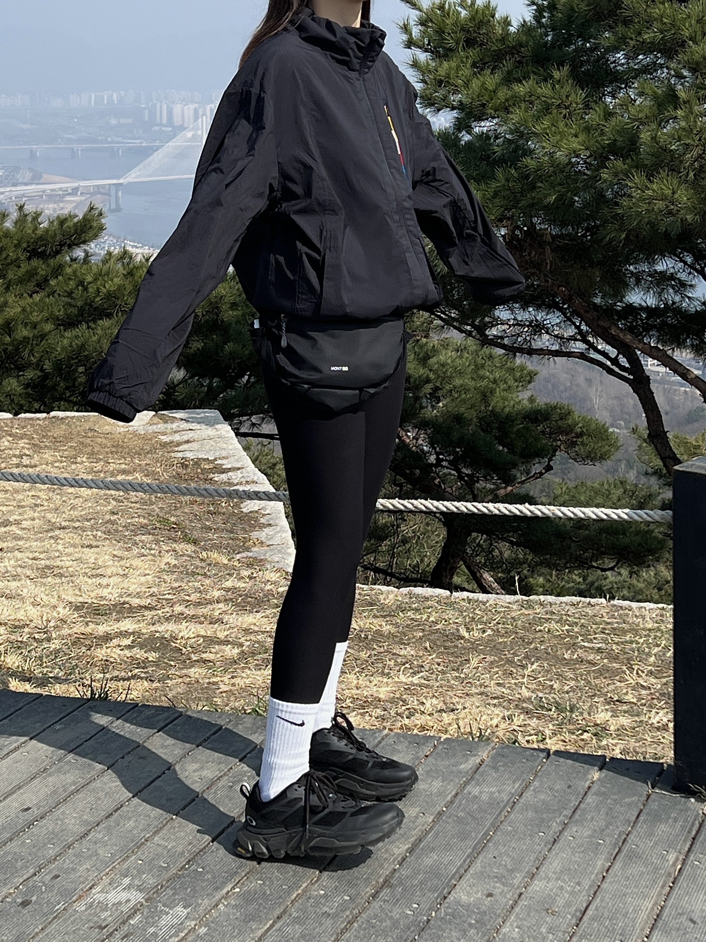 살로몬 모디세이 자켓 블랙, 오클리 라이트 브리드 트리플 블랙 착용 스타일 - 4