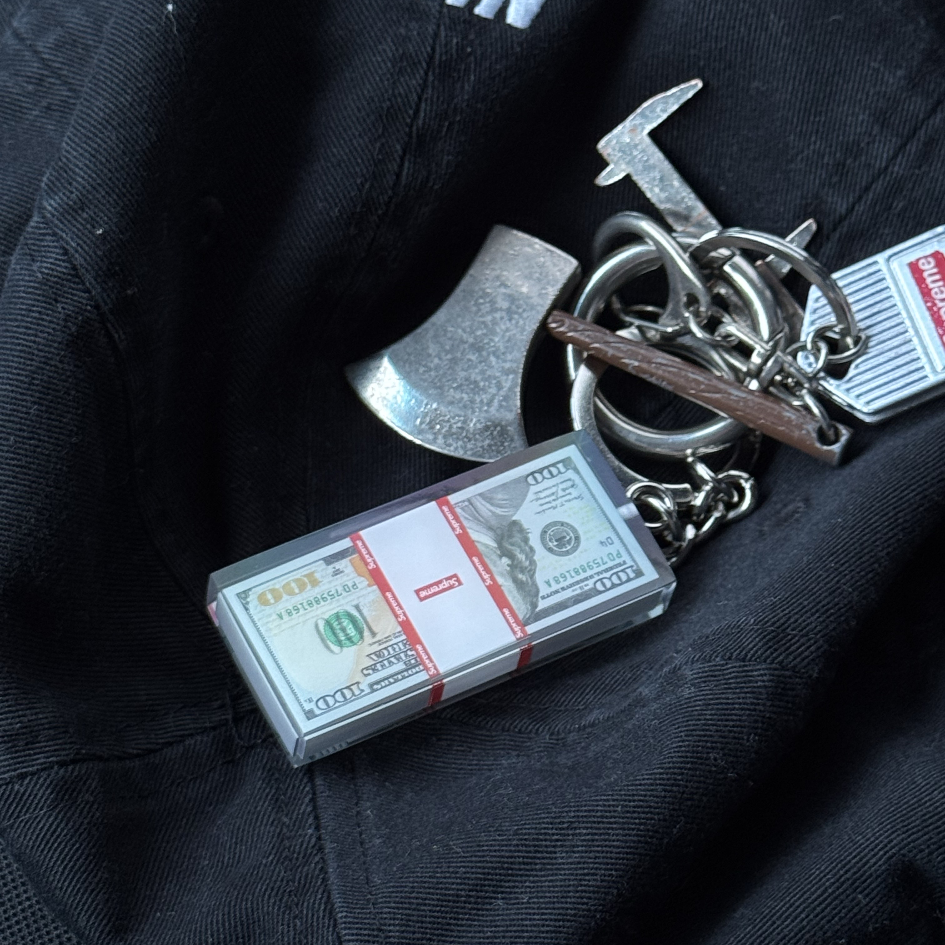 Supreme Cash Paperweight Keychain Multicolor - 24FW 착용 스타일