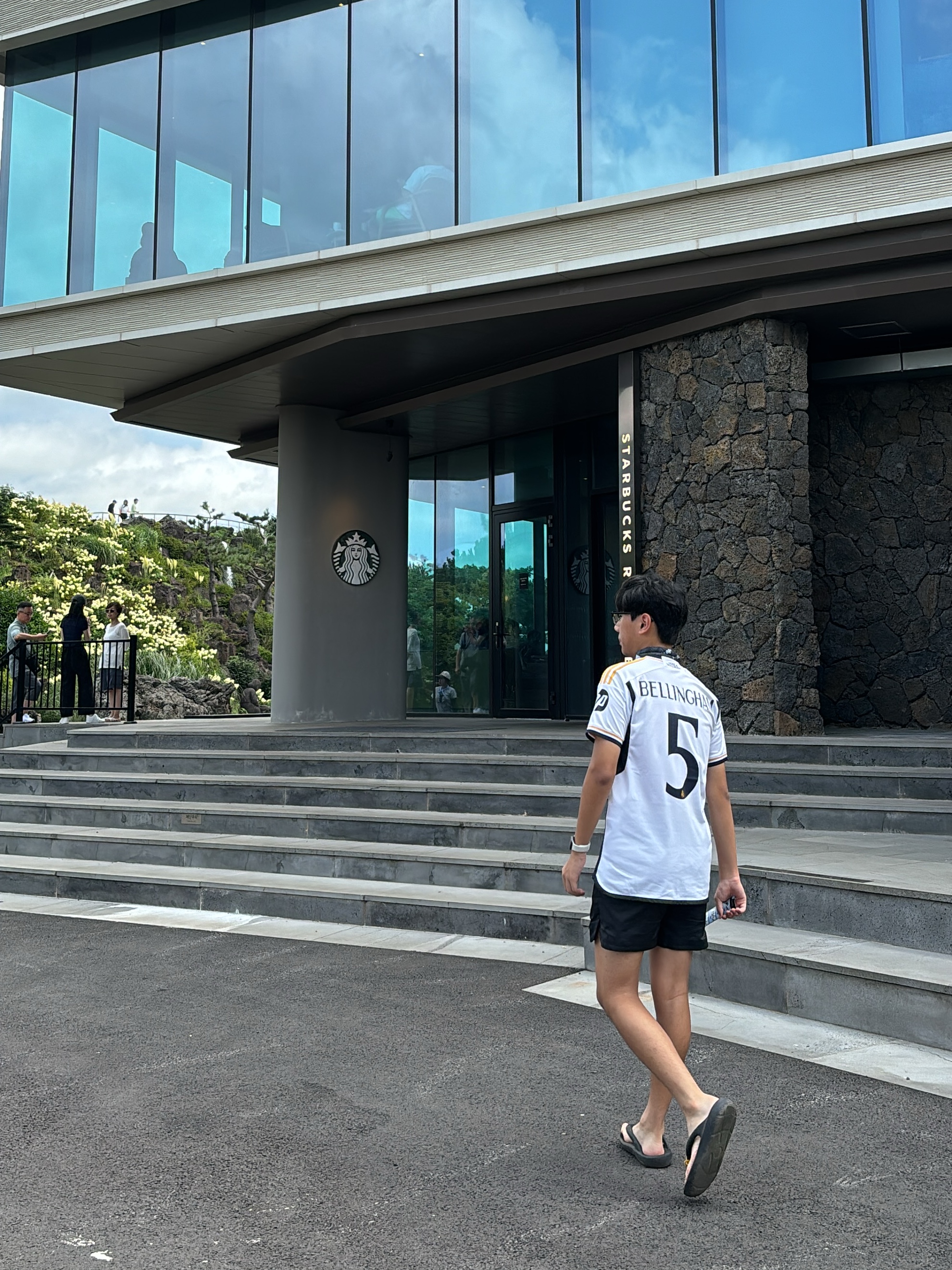 Nike Paris Saint-Germain 2023/24 Dri-Fit Stadium Away Jersey White Midnight Navy (Non Marking Ver.), Adidas Real Madrid 2023/24 Home Jersey White - KR Sizing (Non Marking Ver.) 착용 스타일 - 3
