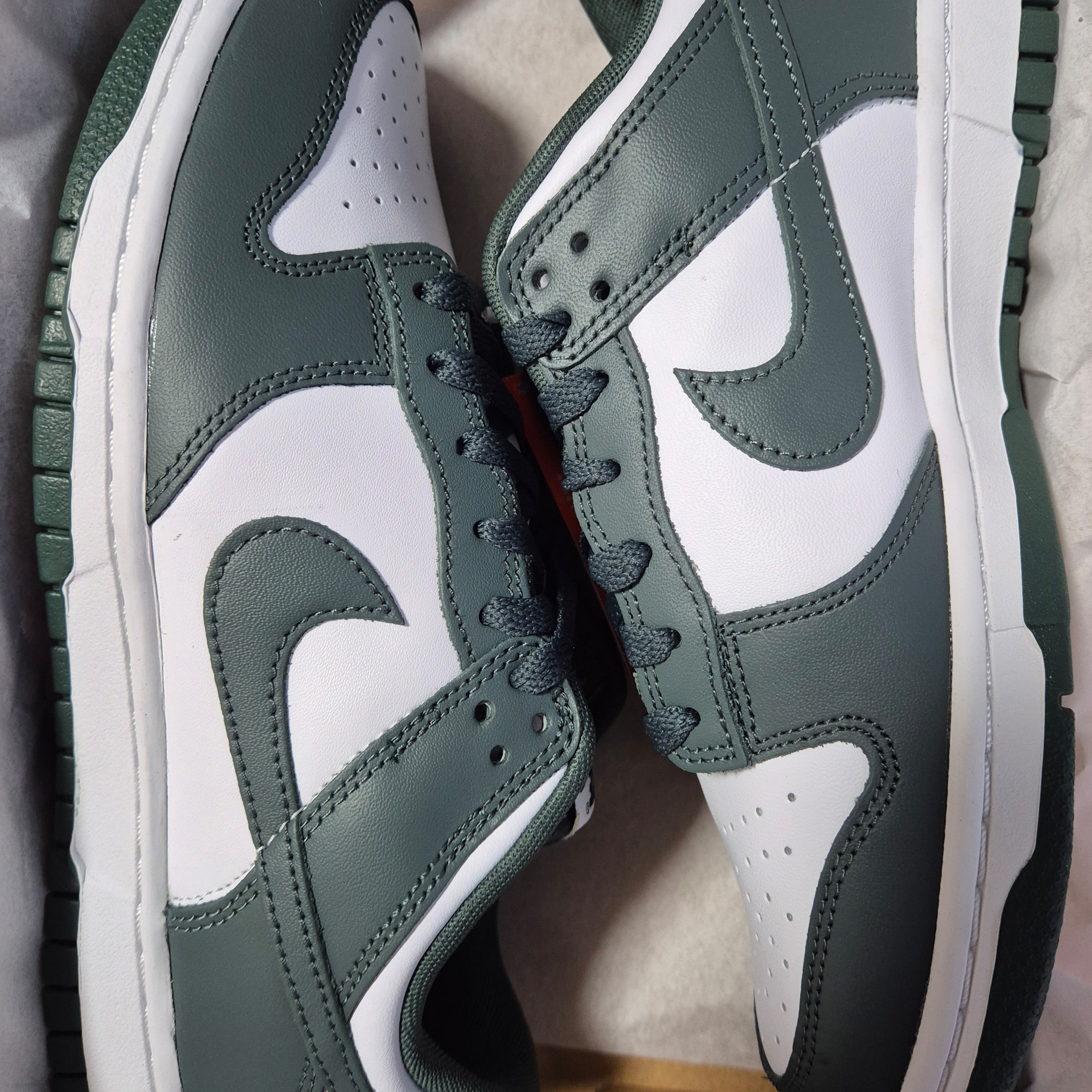 Nike Dunk Low Retro Vintage Green White 착용 스타일 - 2