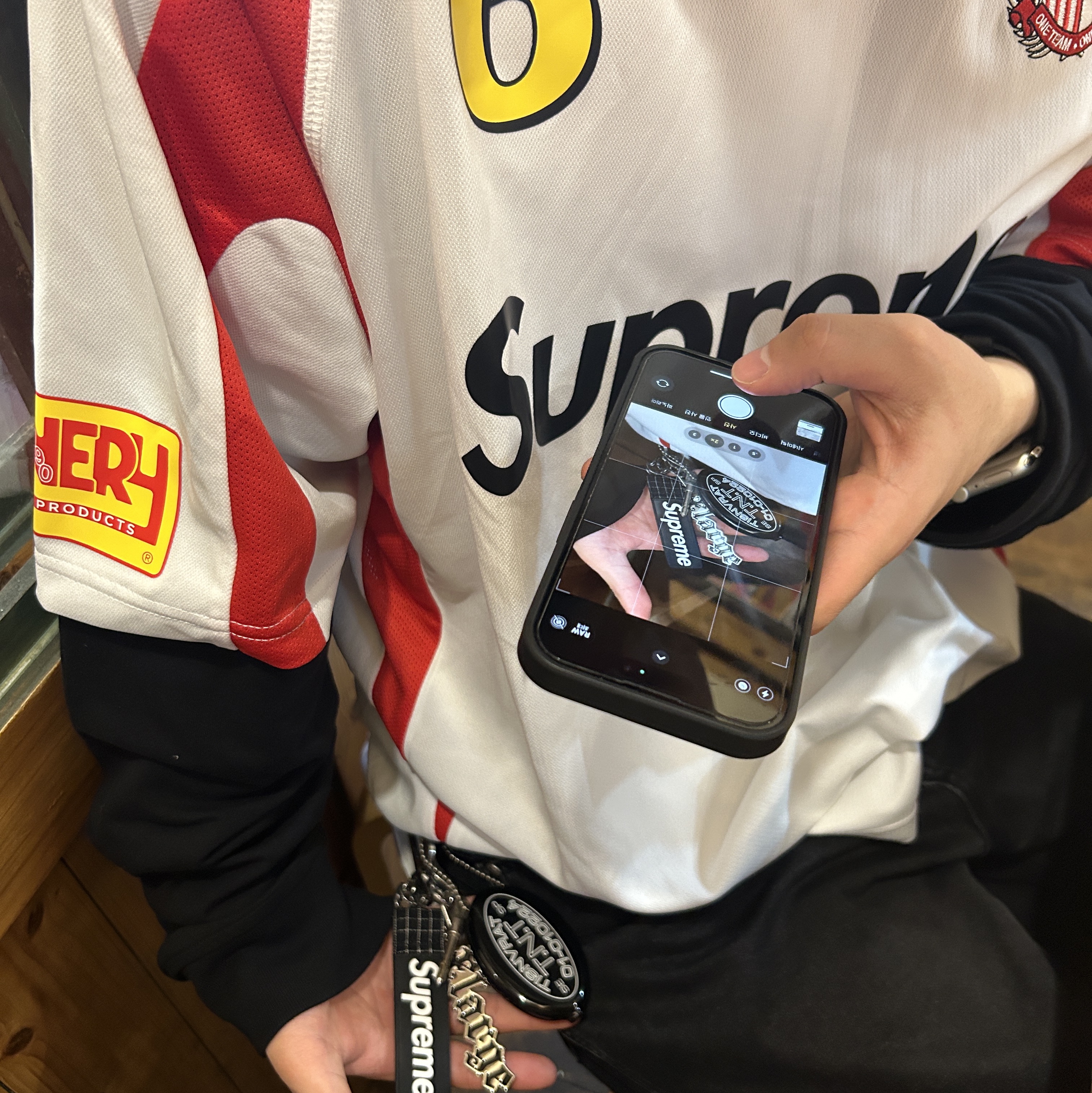 Supreme Hooded Soccer Jersey White - 23FW, Nike x Sacai Magmascape SP Pecan 착용 스타일 - 1