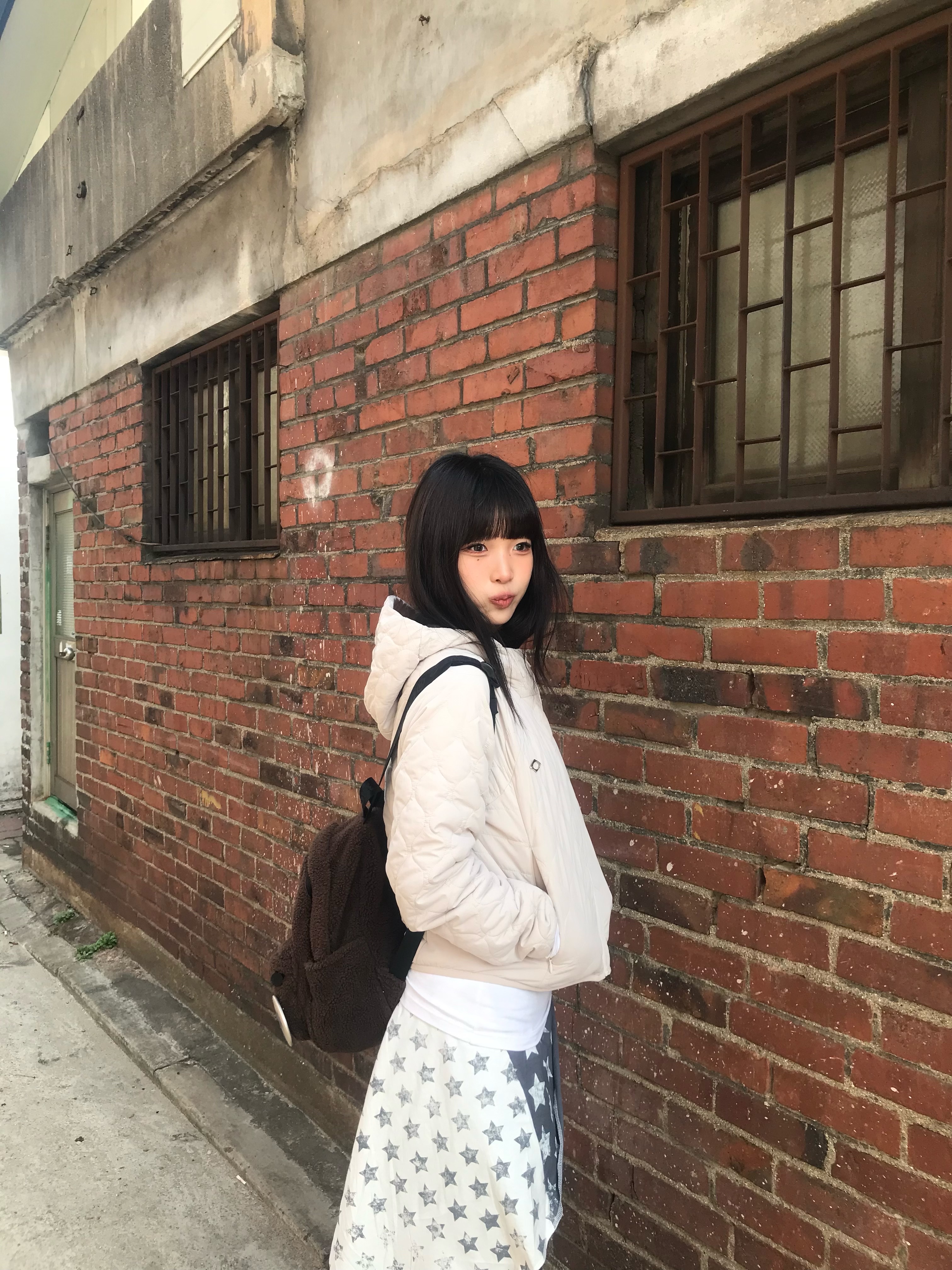 (W) Mischief Quilted Hooded Jacket Ivory, BAPE Baby Milo Mini Fur Backpack Brown 착용 스타일 - 1