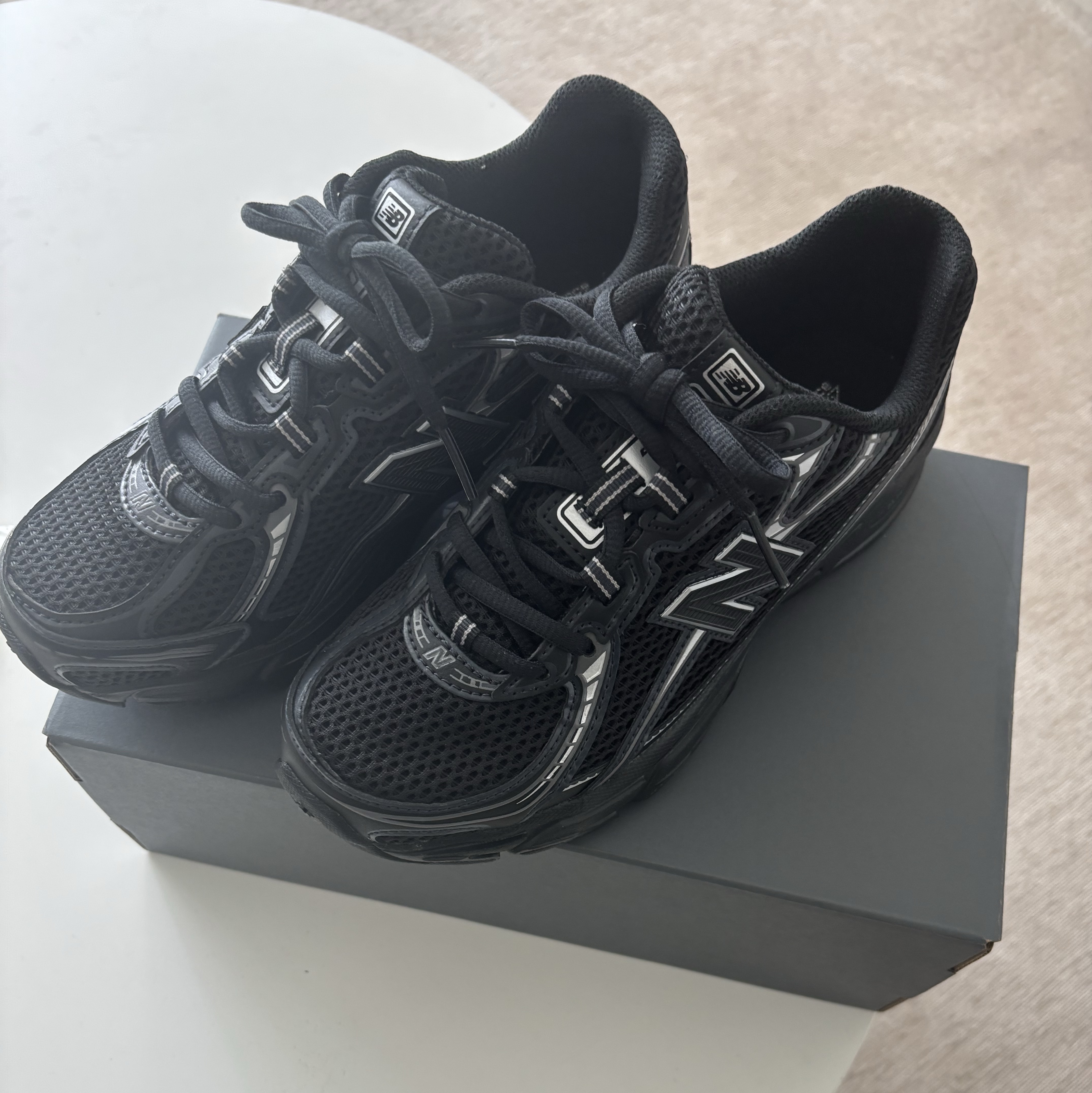 New Balance 740v2 Black Silver Metallic 착용 스타일
