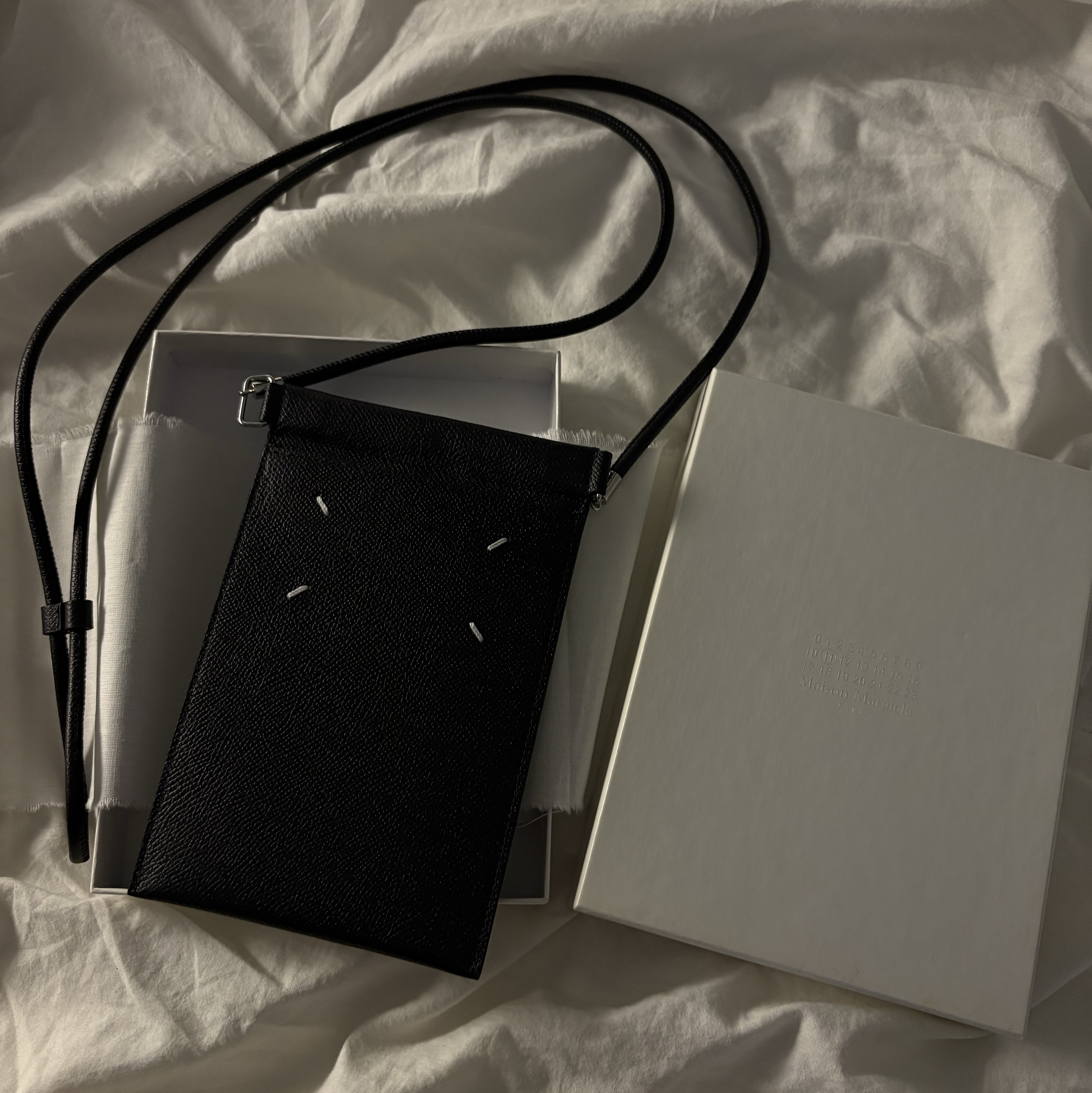 Maison Margiela Phone Pouch Black 착용 스타일