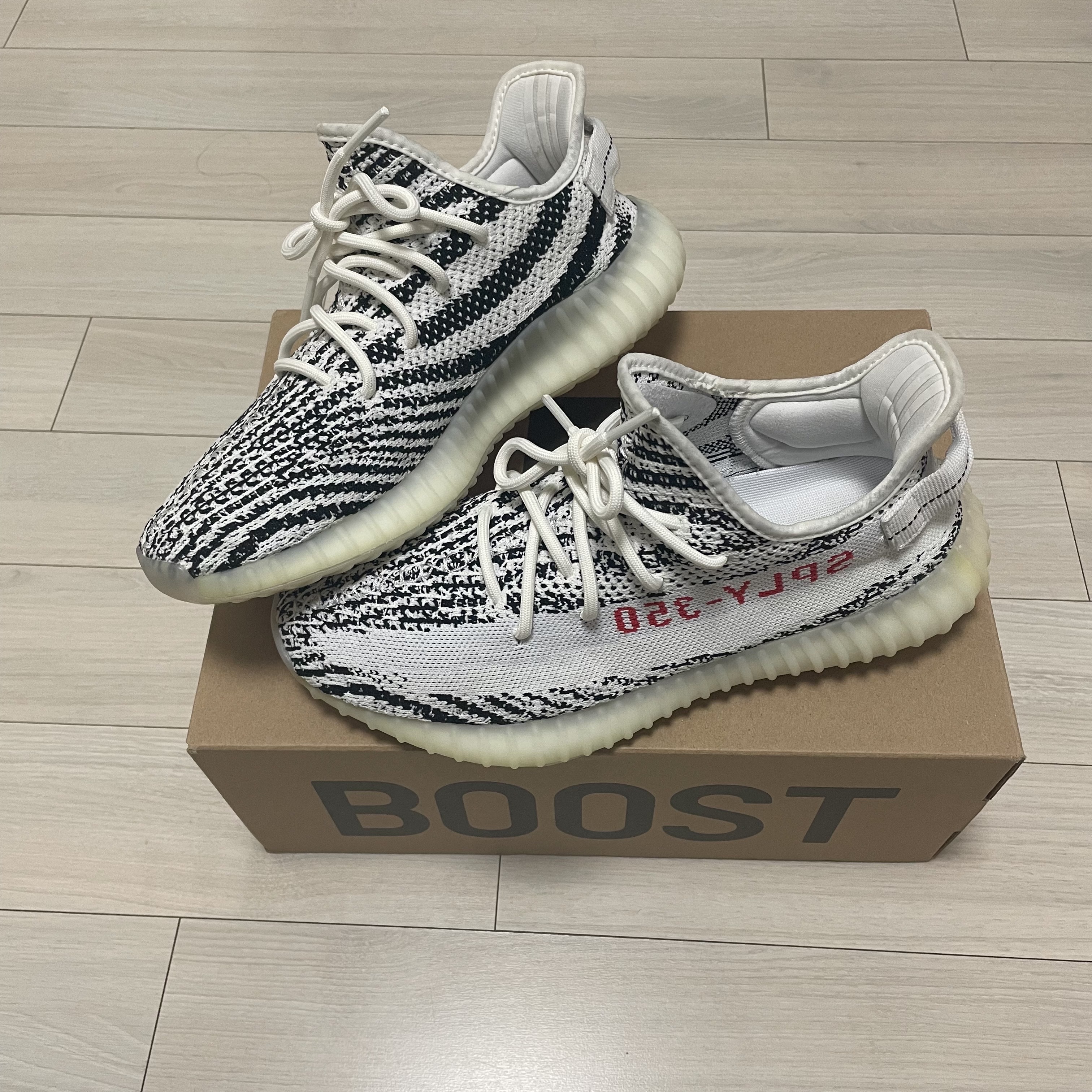Adidas Yeezy Boost 350 V2 Zebra 2017/2019/2020 착용 스타일